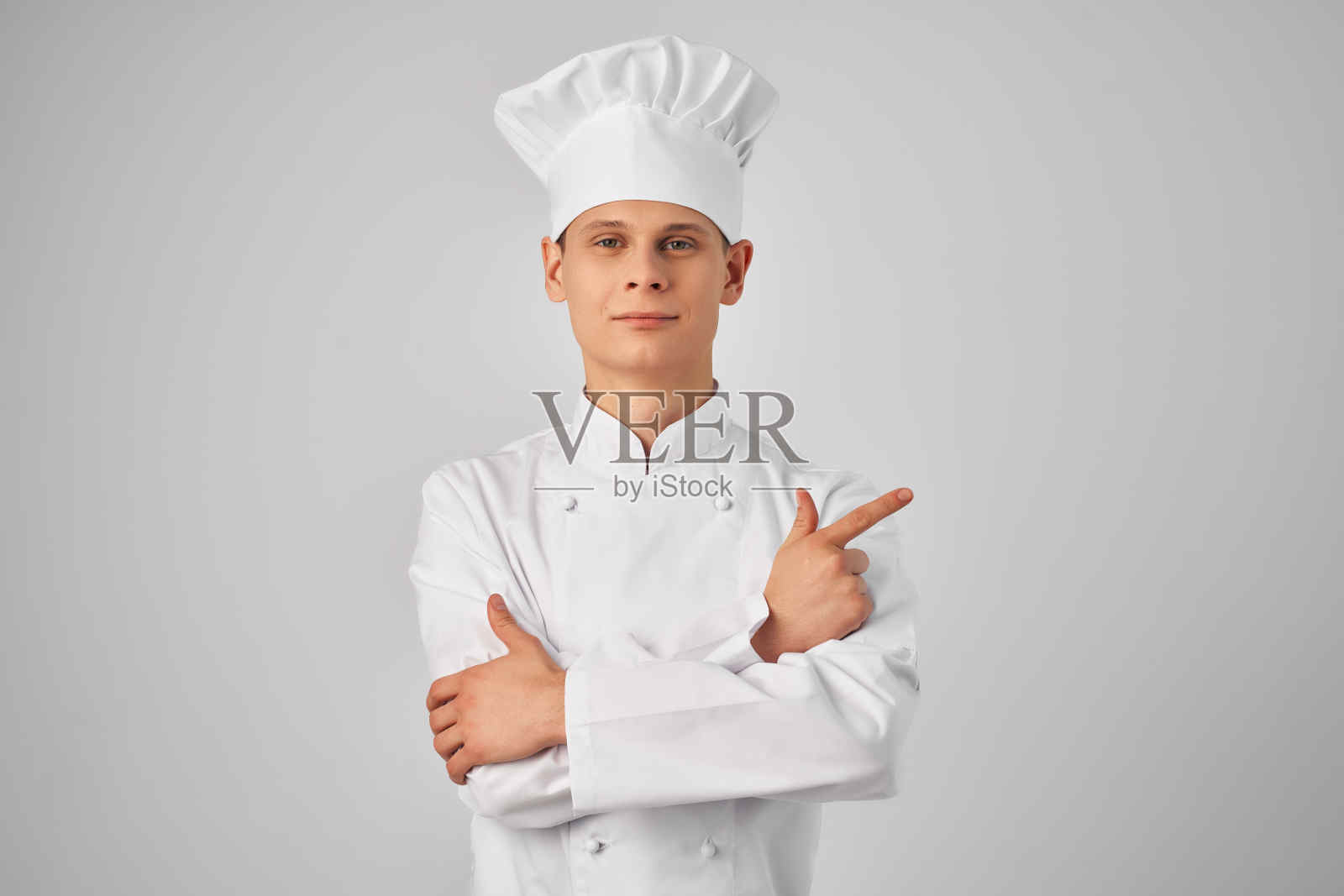 厨师用手比划着餐厅的专业工作照片摄影图片