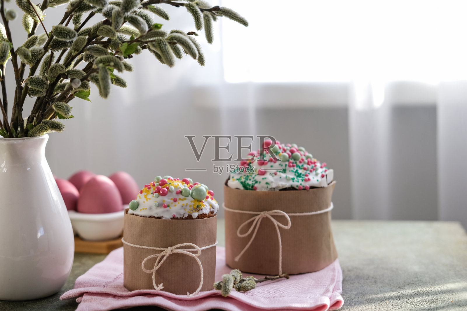 靠窗的桌子上放着复活节蛋糕和彩蛋。复活节的传统照片摄影图片