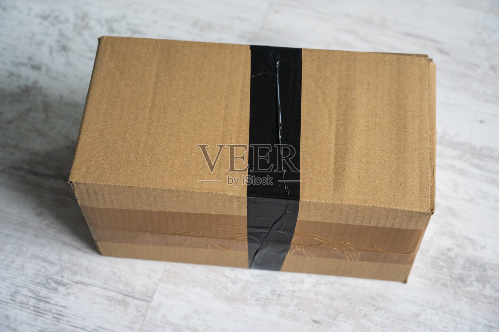 用黑色胶带粘住的纸板箱。照片摄影图片