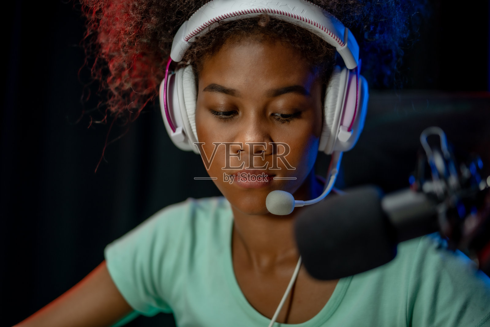 年轻的播客在工作室创建内容。照片摄影图片