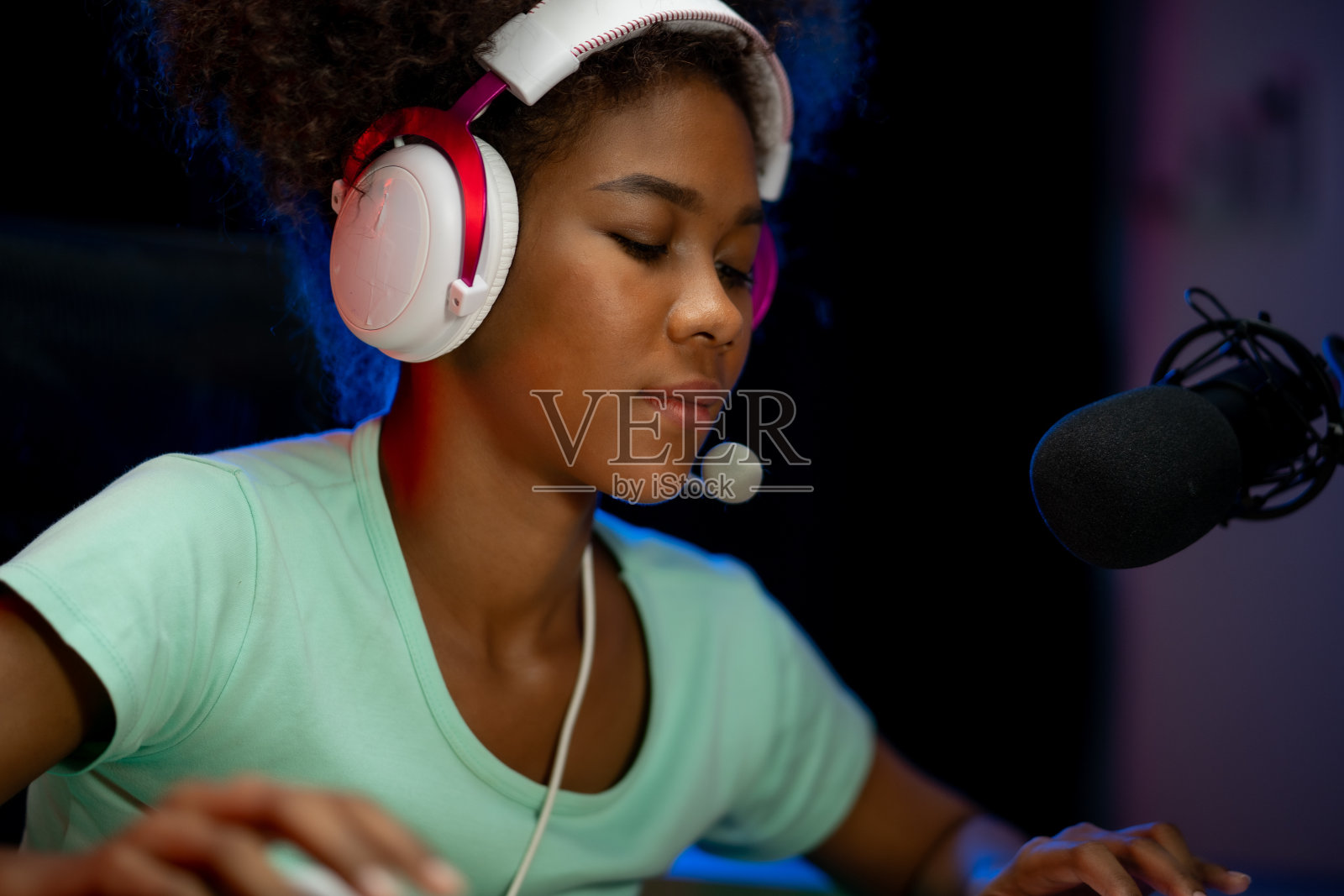 年轻的播客在工作室创建内容。照片摄影图片