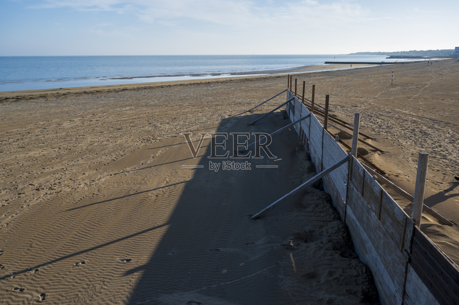 有木板栅栏的沙滩照片摄影图片