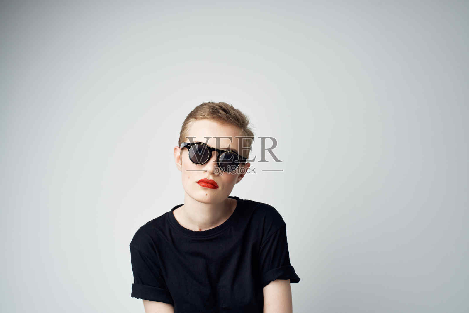 漂亮的女人戴着双眼镜时尚裁剪视图照片摄影图片