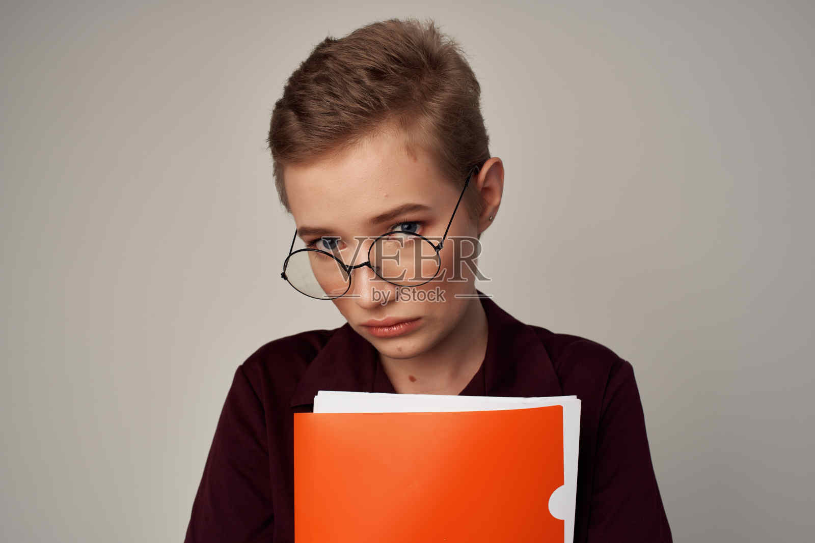 女学生戴眼镜时尚孤立的背景照片摄影图片