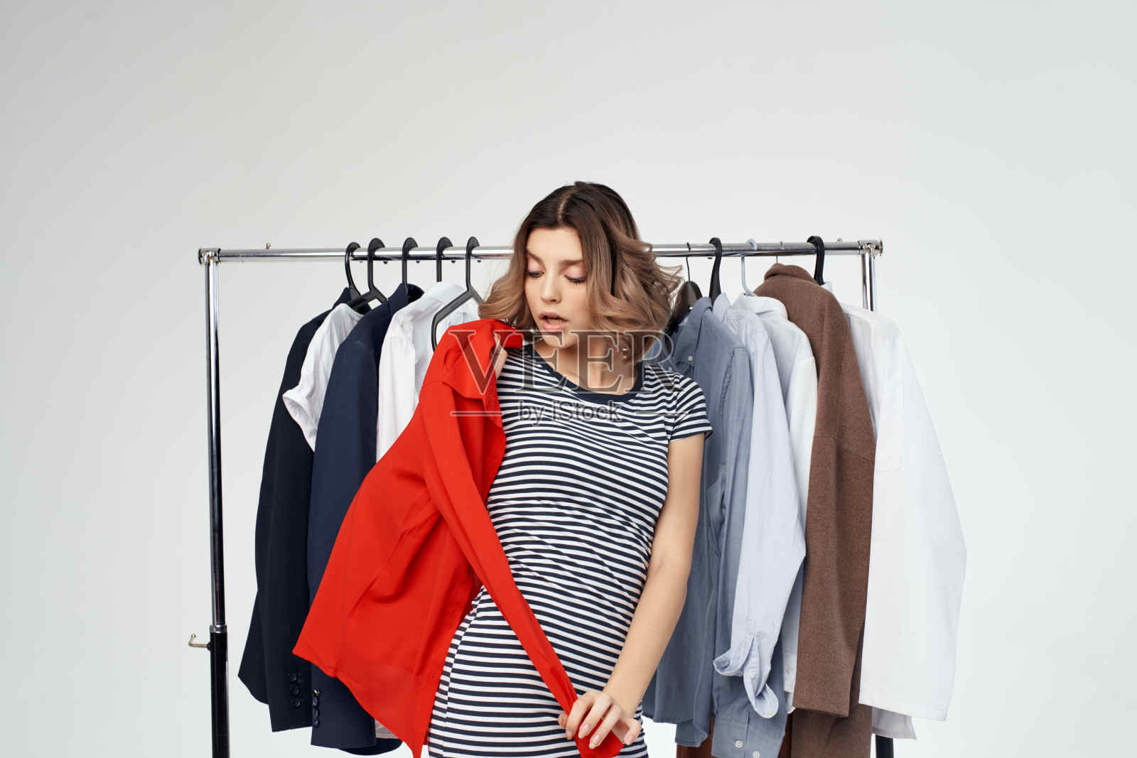 漂亮的女人在试穿一件红色的衬衣照片摄影图片