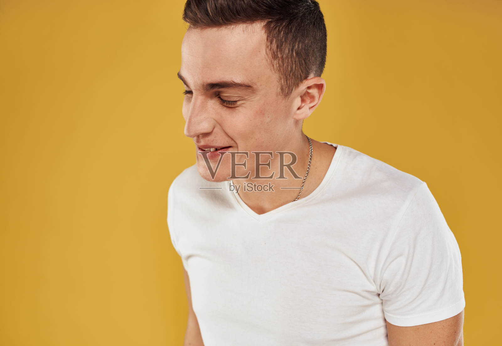 男子肖像黄色背景白色t恤情绪模型裁剪视图照片摄影图片