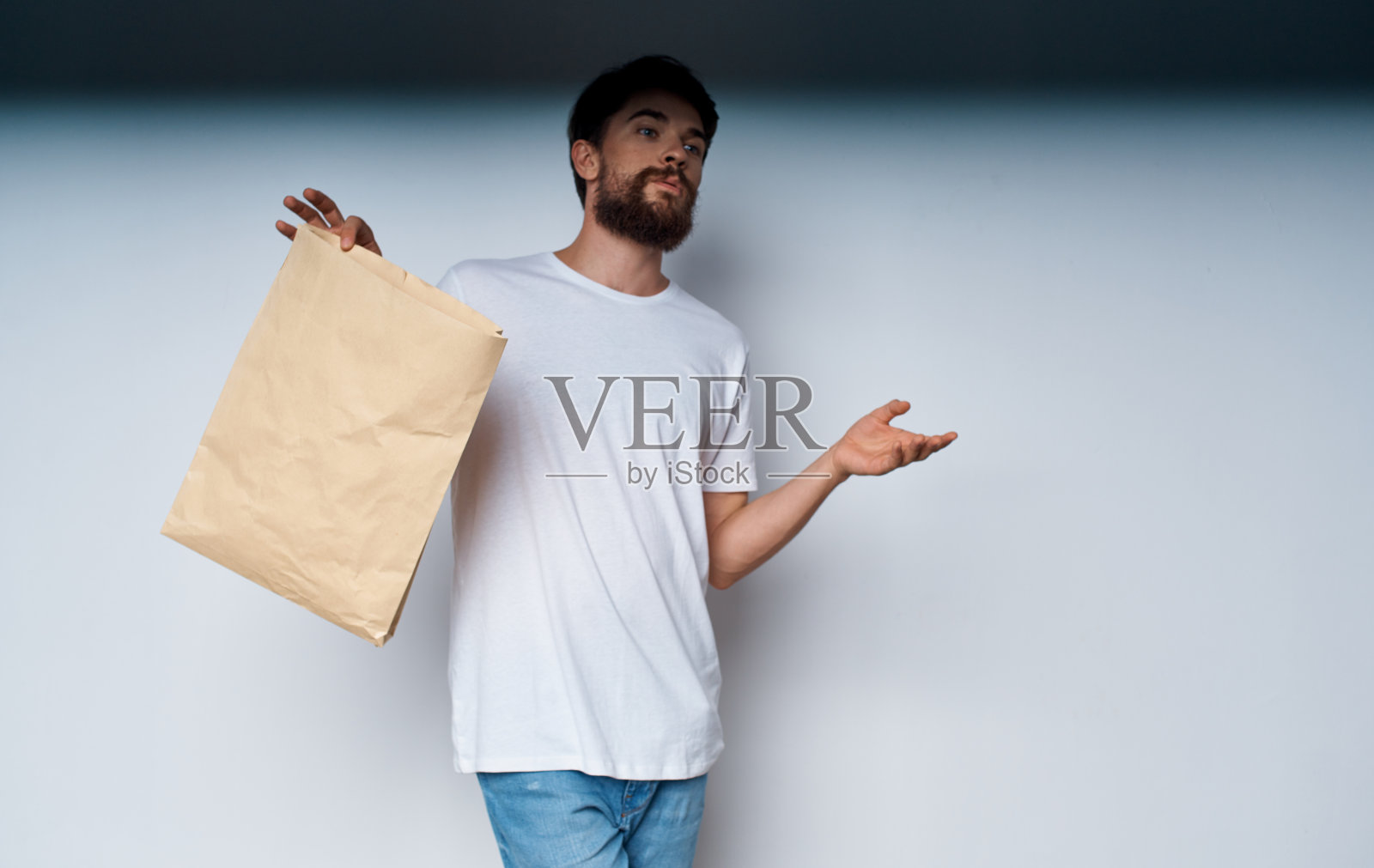 一个手里拿着包裹的好人在买东西买东西照片摄影图片