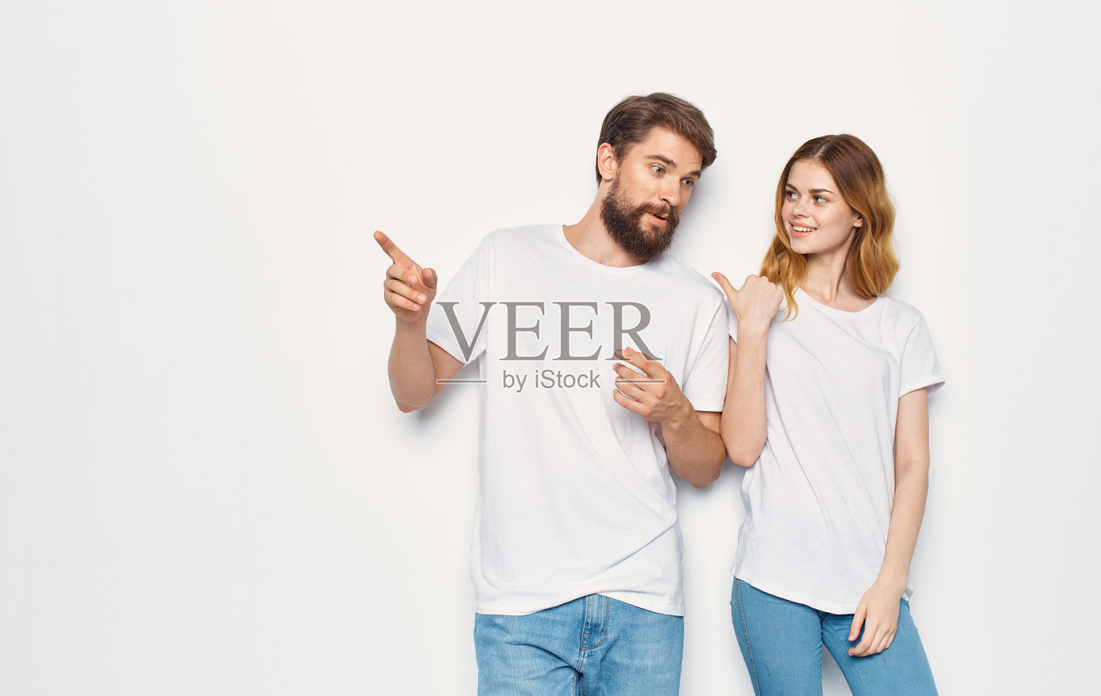 一个英俊的男人在浅色背景上向一个年轻女子解释一些事情照片摄影图片