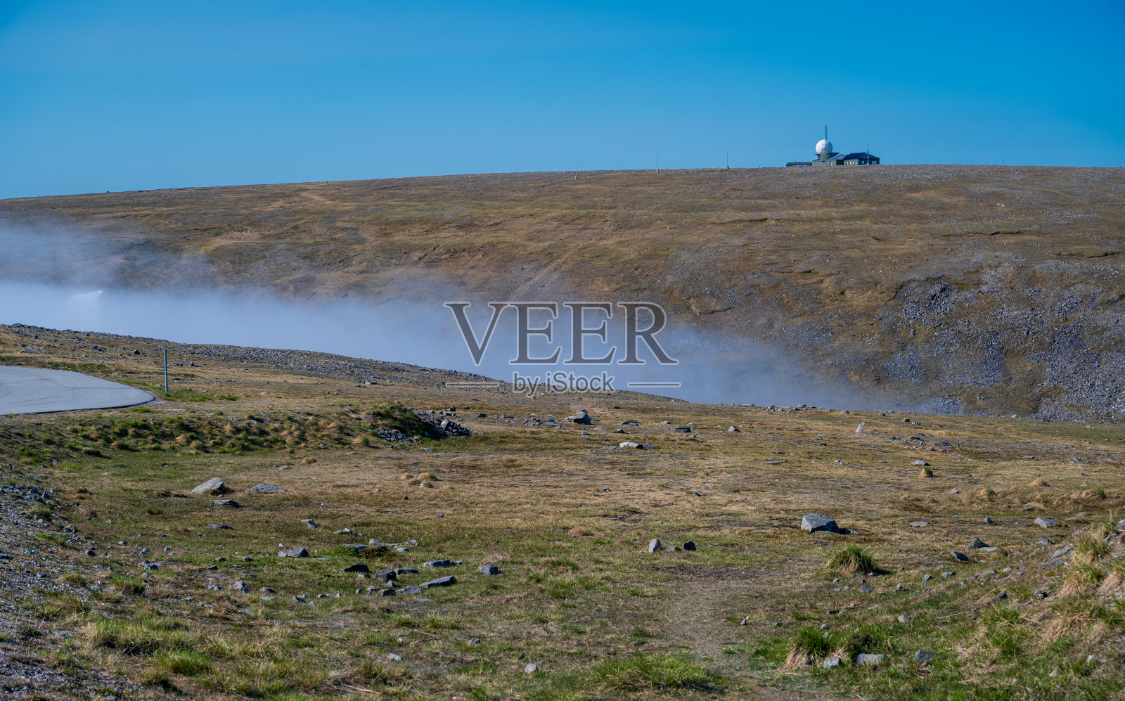 美丽的苔原景观，干燥的草地和山谷中的雾气照片摄影图片