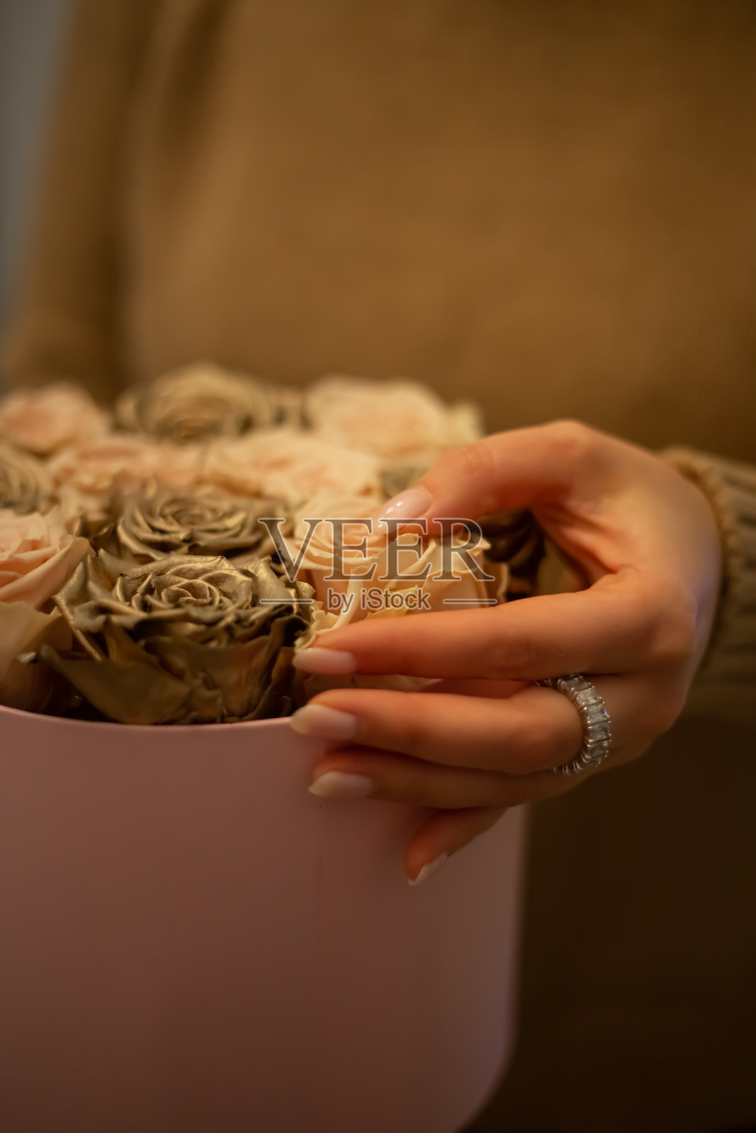 粉红色礼盒里的一束粉色和金色玫瑰。花的浪漫。母亲节的概念照片摄影图片