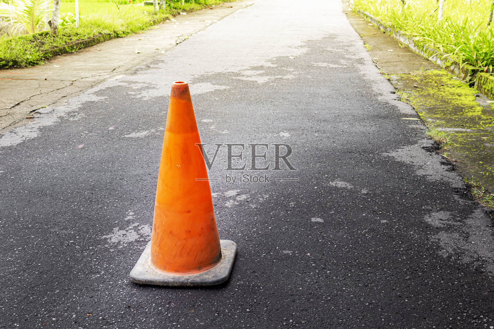 交通锥在沥青上进行道路工程照片摄影图片