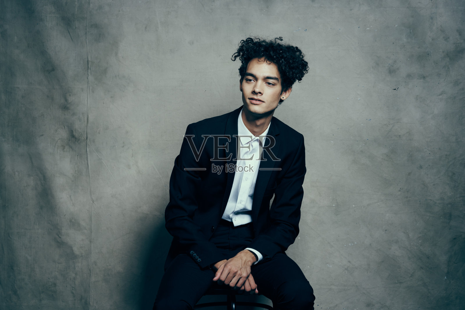 男子西装黑色运动夹克工作室裁剪视图时尚照片摄影图片