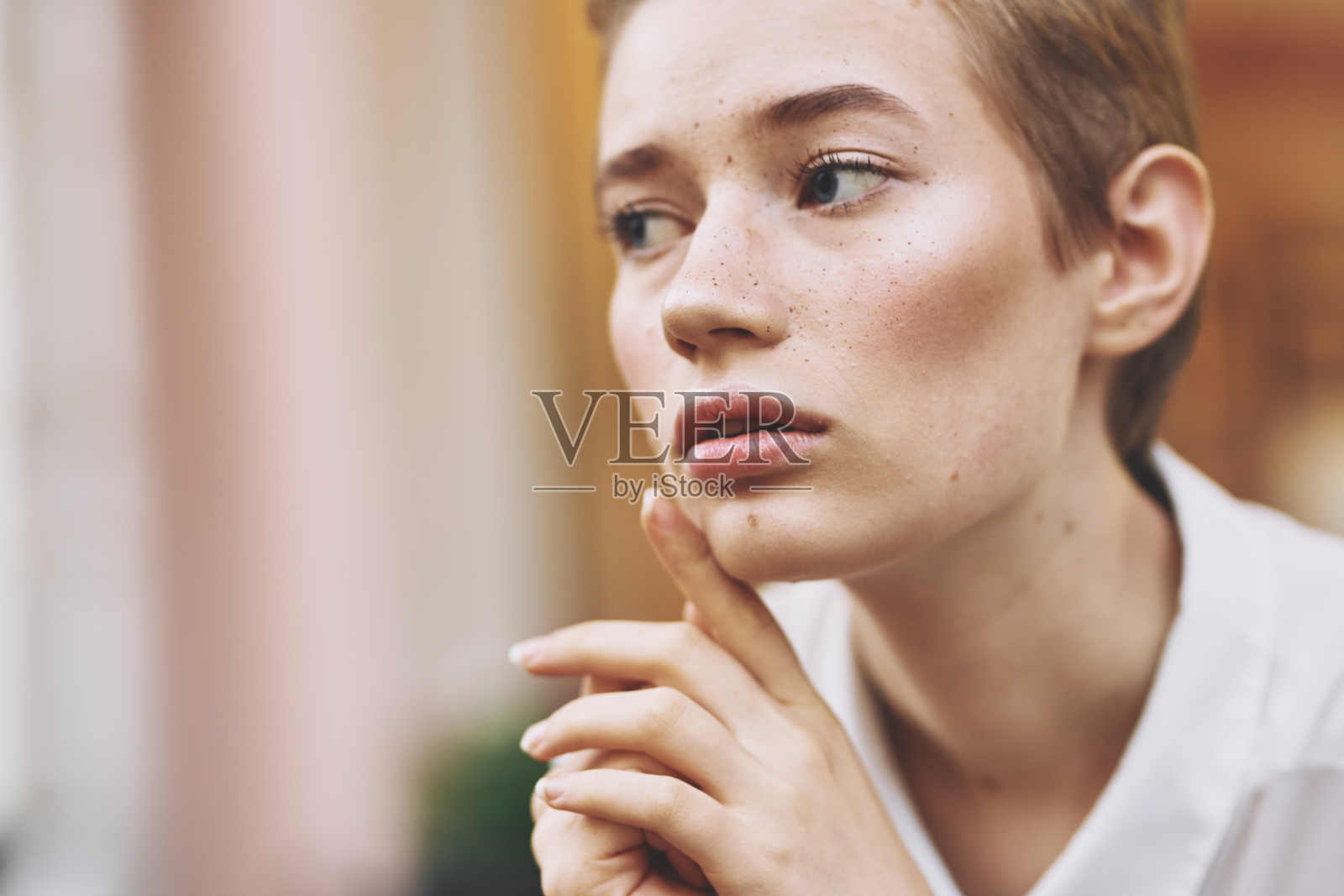 短头发的女人在街上度假，在城市夏天的生活方式照片摄影图片