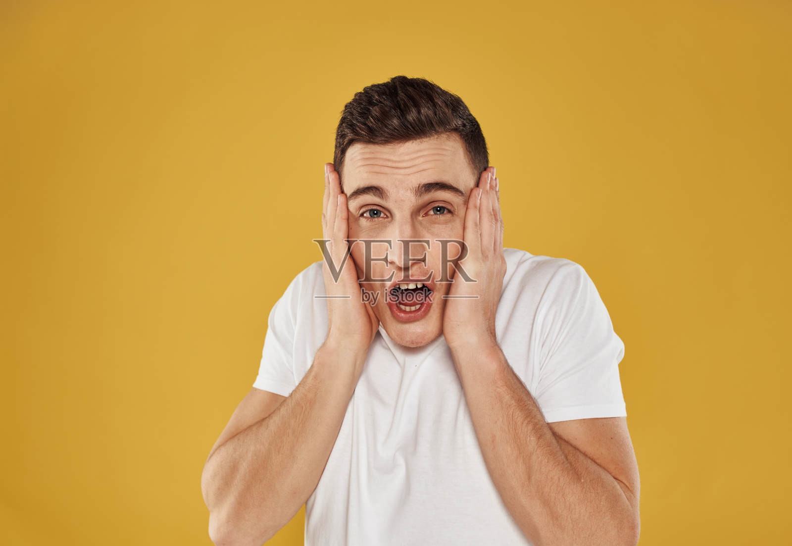 快乐的家伙在一个黄色的背景手势与他的手肖像模型裁剪视图照片摄影图片