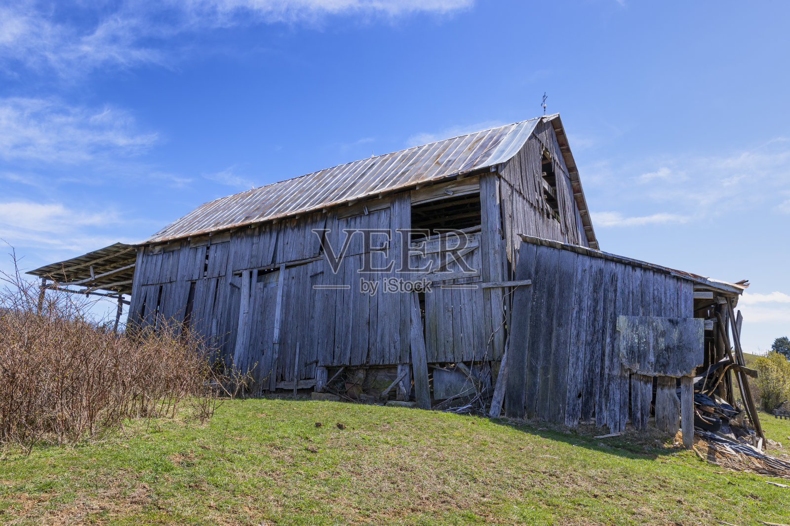 弗吉尼亚乡村废弃的腐朽谷仓照片摄影图片