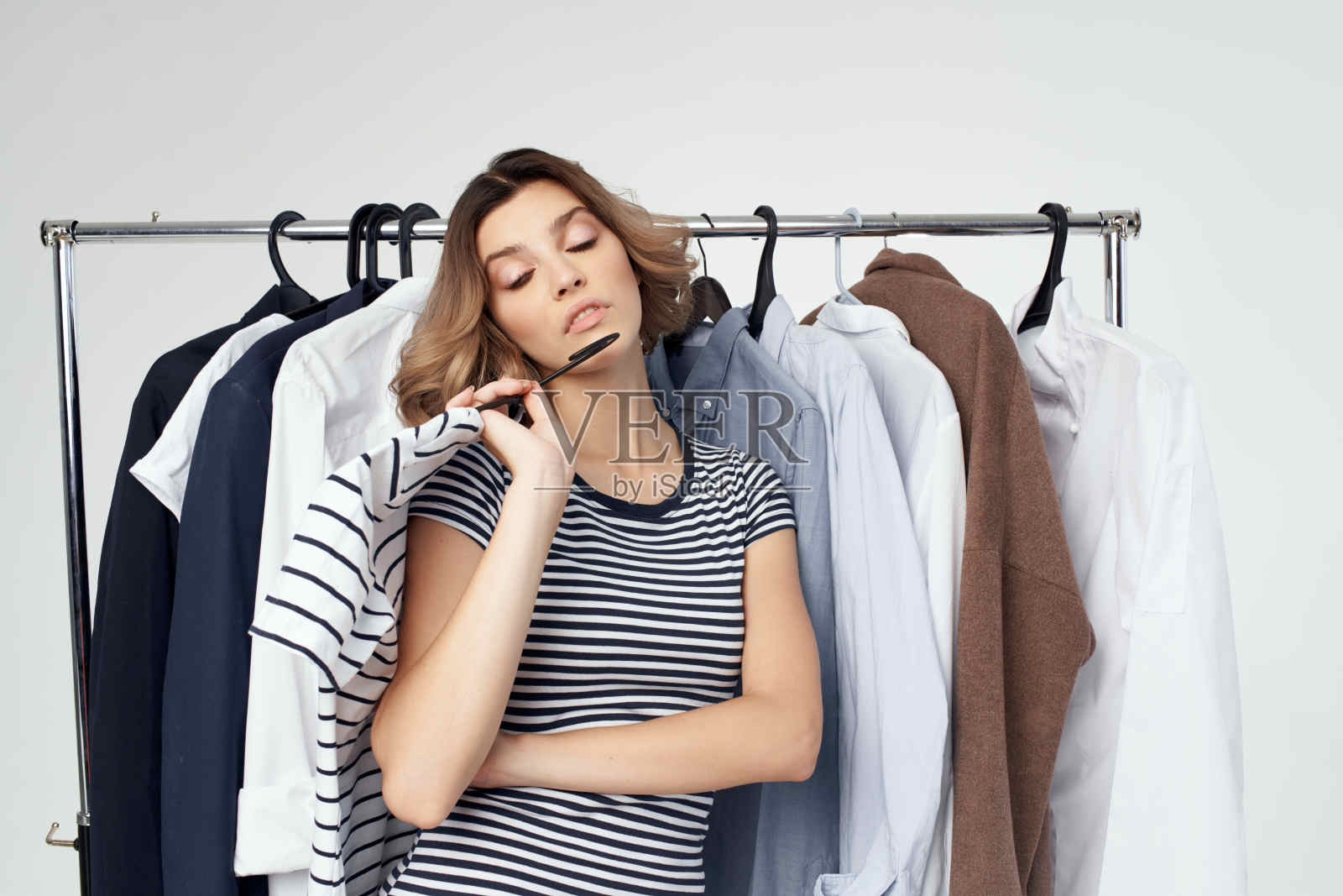 漂亮女人的衣架购物孤立的背景照片摄影图片