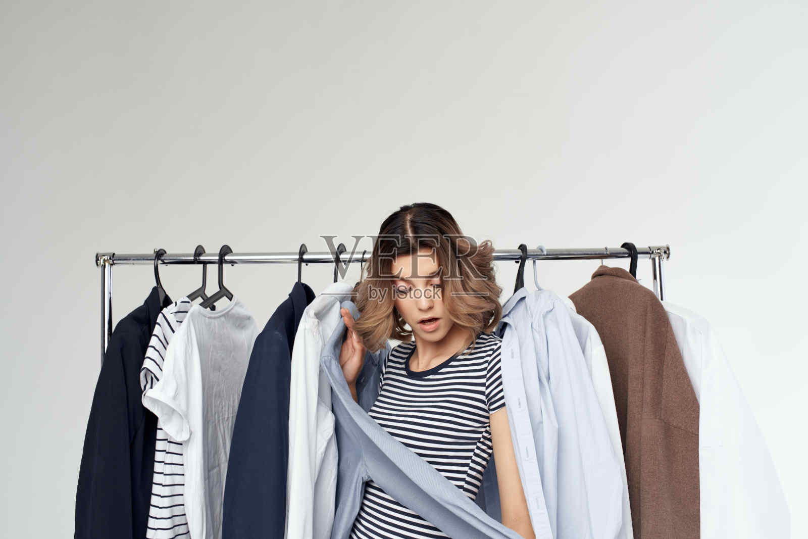 美丽的女人靠近衣柜购物狂孤立的背景照片摄影图片