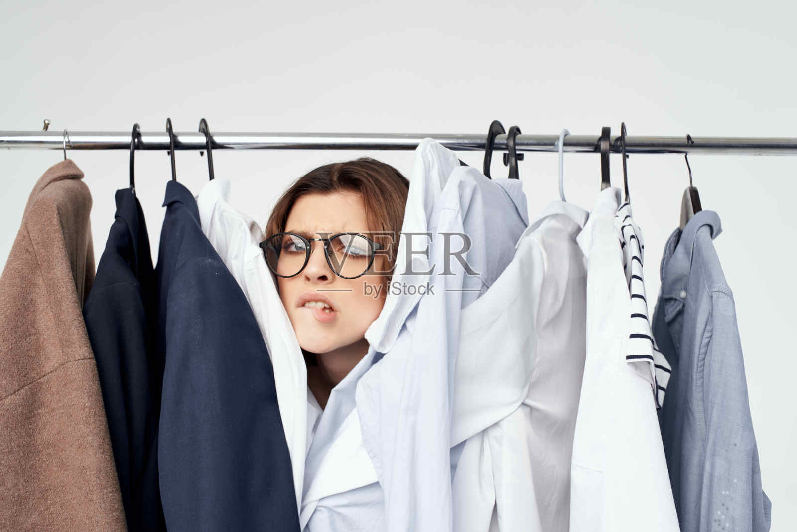 漂亮女人服装店的买家销售孤立的背景照片摄影图片