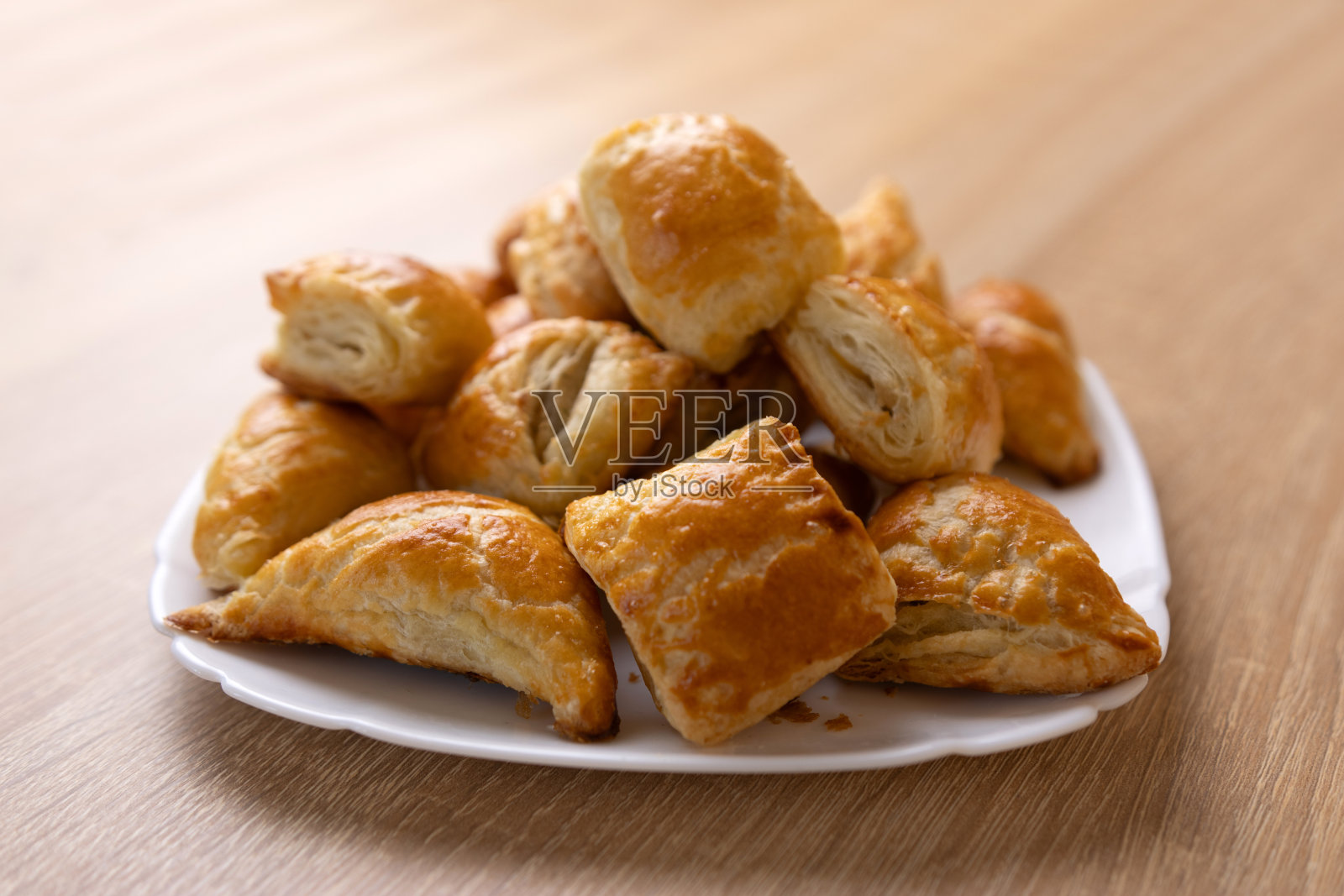 盘子里放着刚烤好的馅饼。烹饪馅饼。照片摄影图片