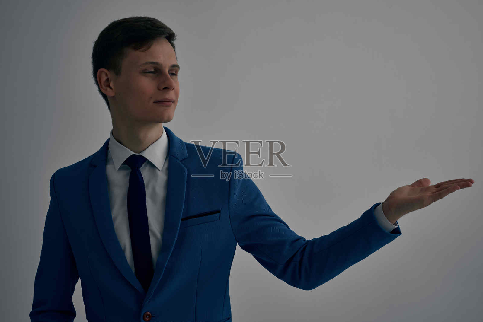 穿着西装的愉快的商人在办公室工作摆姿势照片摄影图片