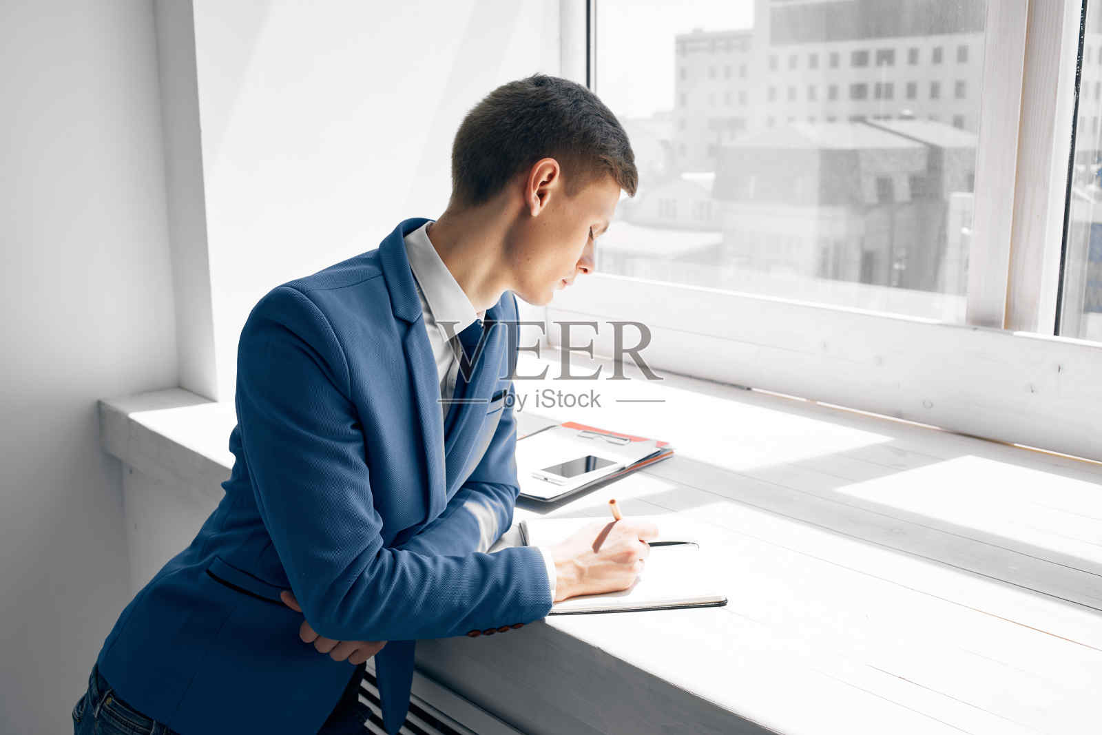 商务经理在办公室近窗文书工作照片摄影图片