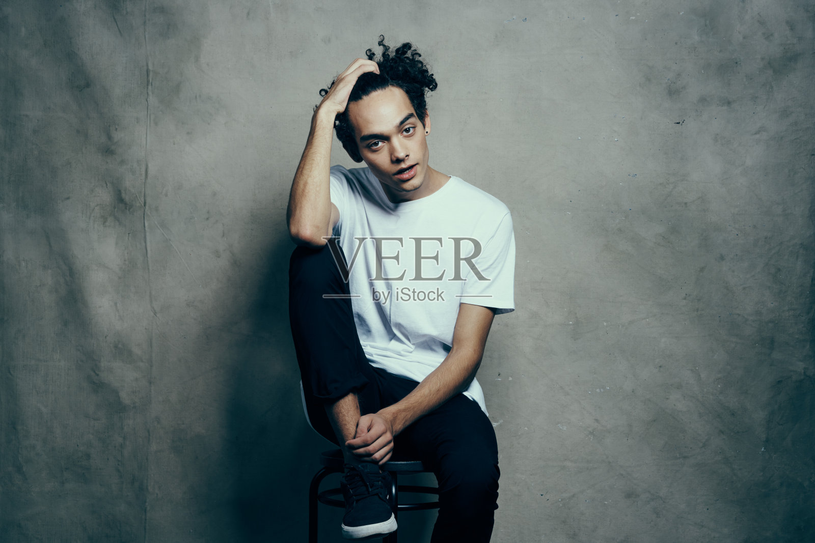 开朗的卷发男人情绪工作室生活方式时尚照片摄影图片