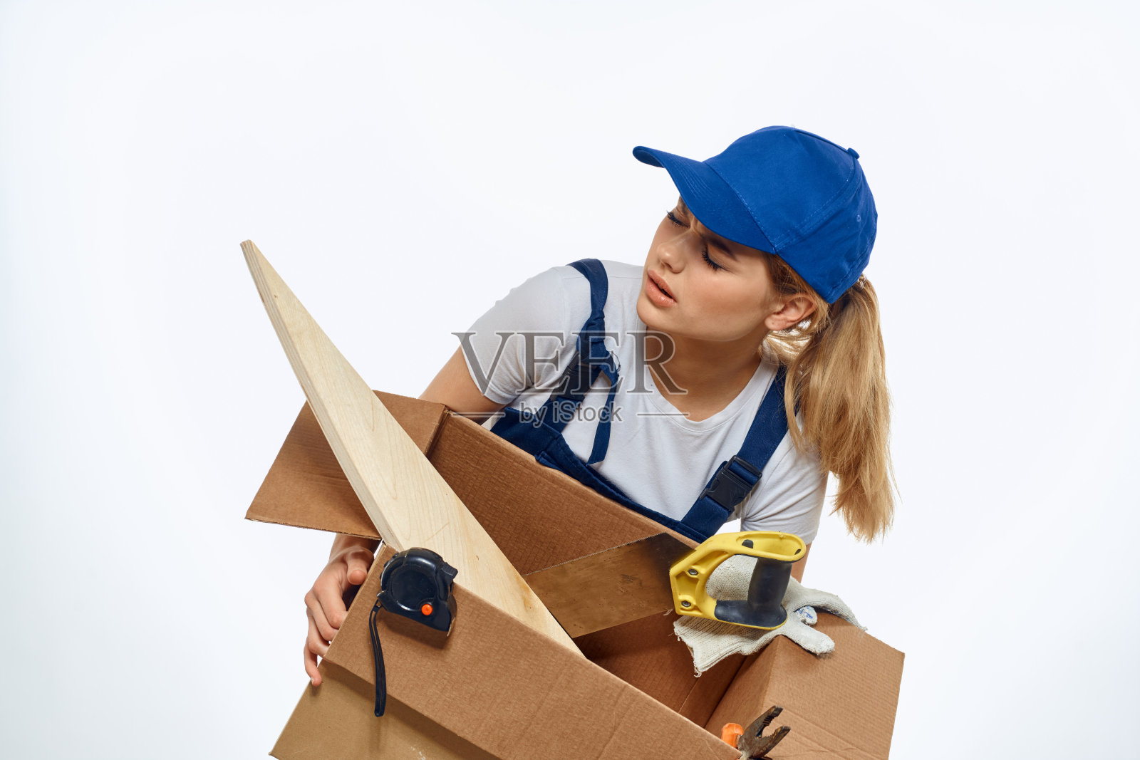 妇女拿着盒子，手里拿着工具，送外卖照片摄影图片