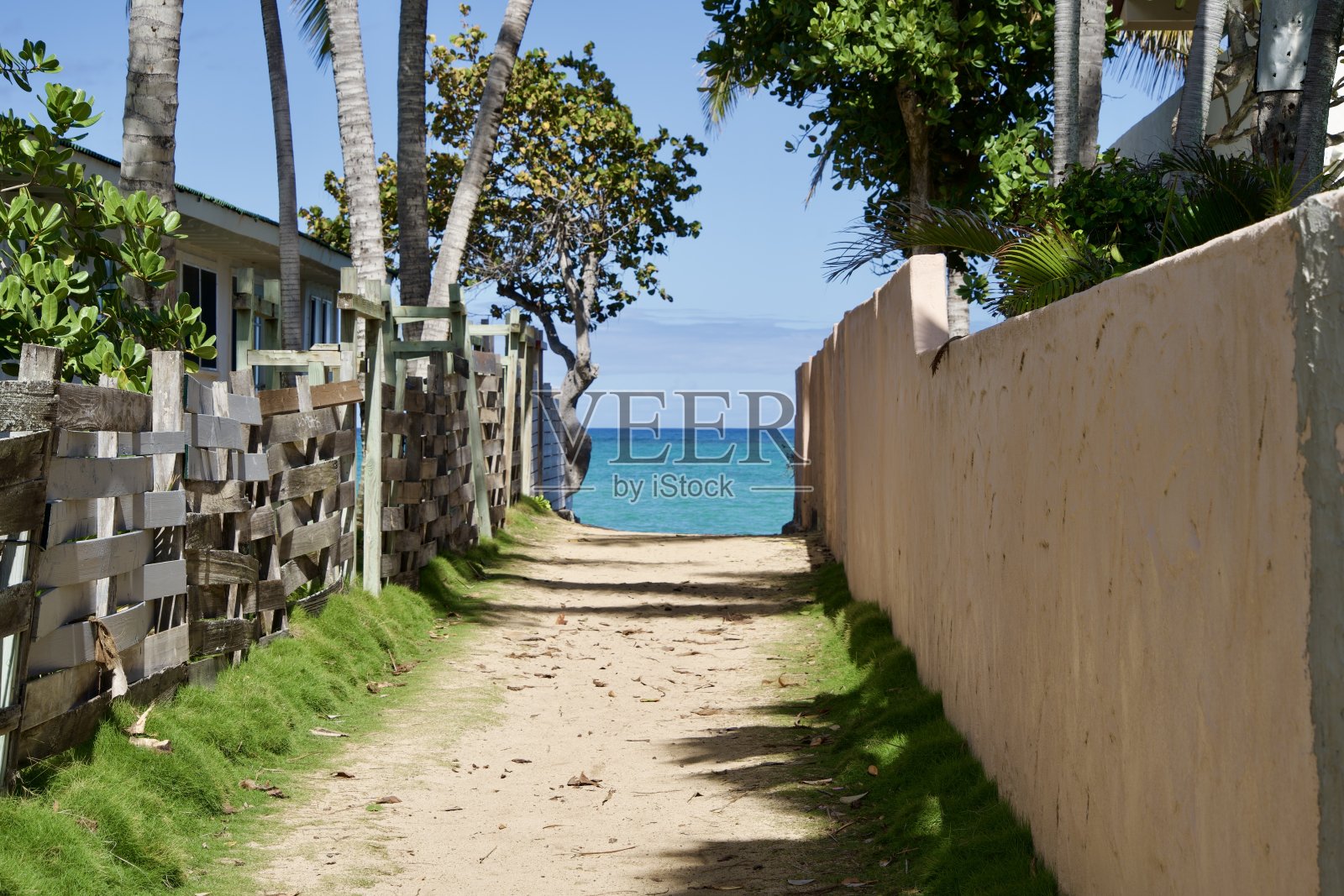 通往夏威夷拉尼凯海滩的沙地狭窄小路照片摄影图片