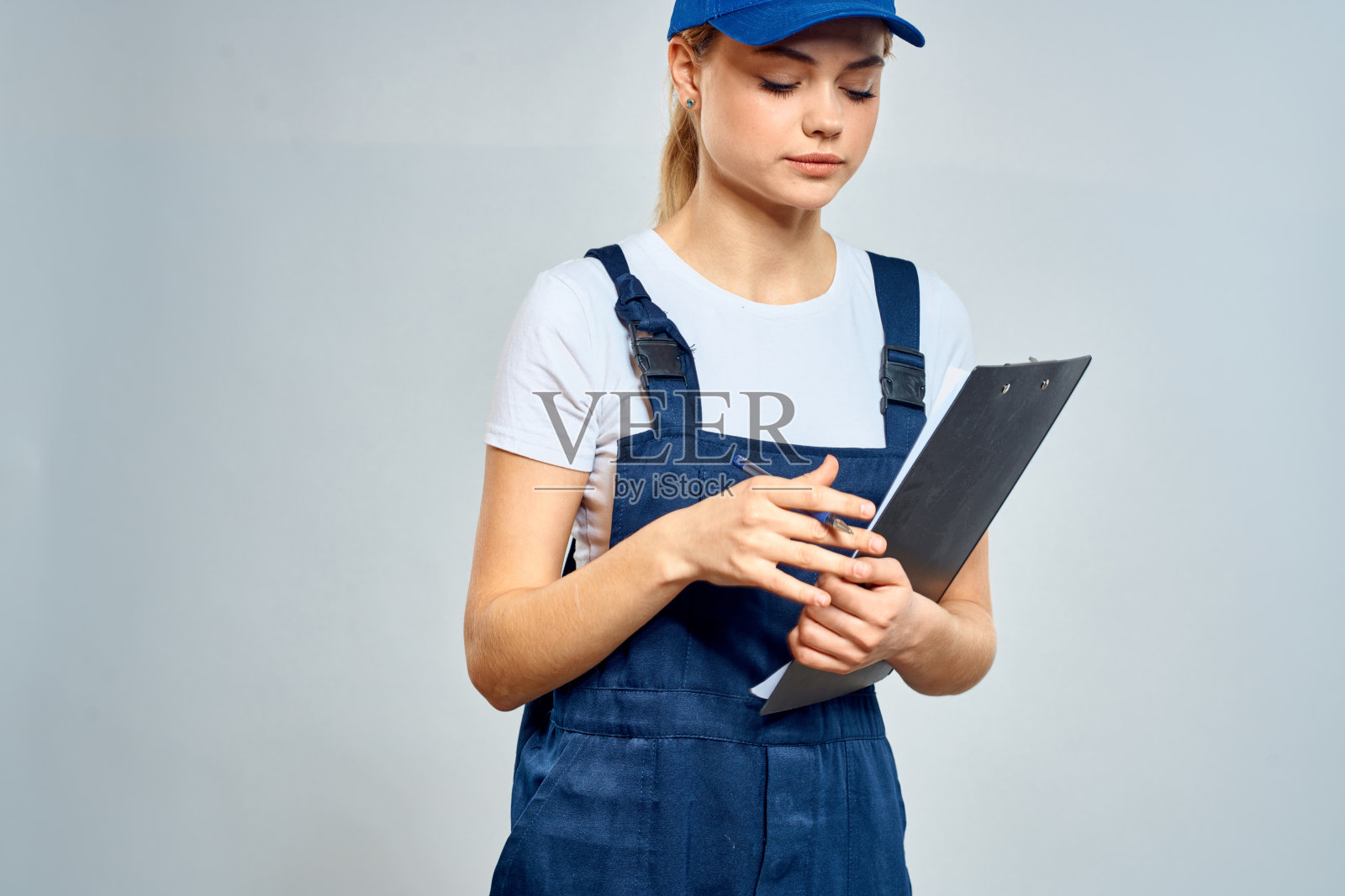 身着制服的职业女性快递员递送服务文件照片摄影图片