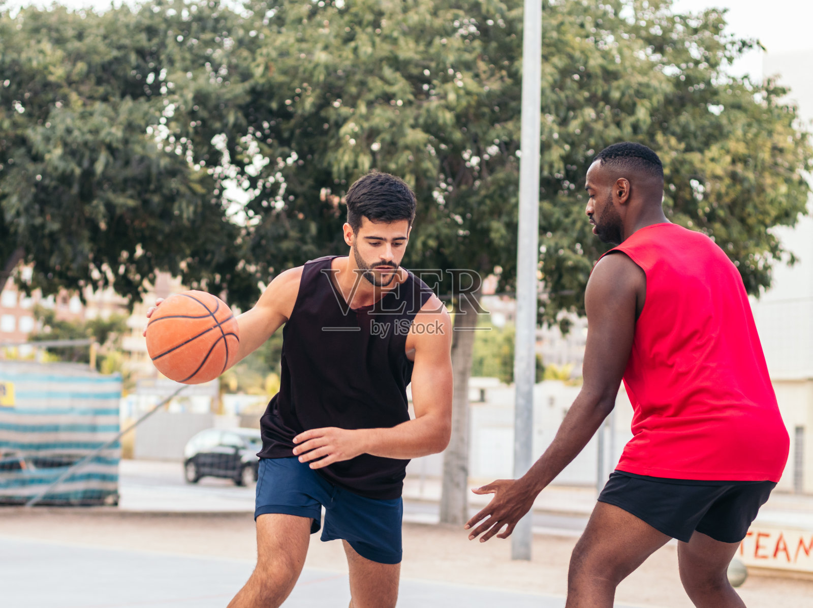 男子统治篮球场照片摄影图片