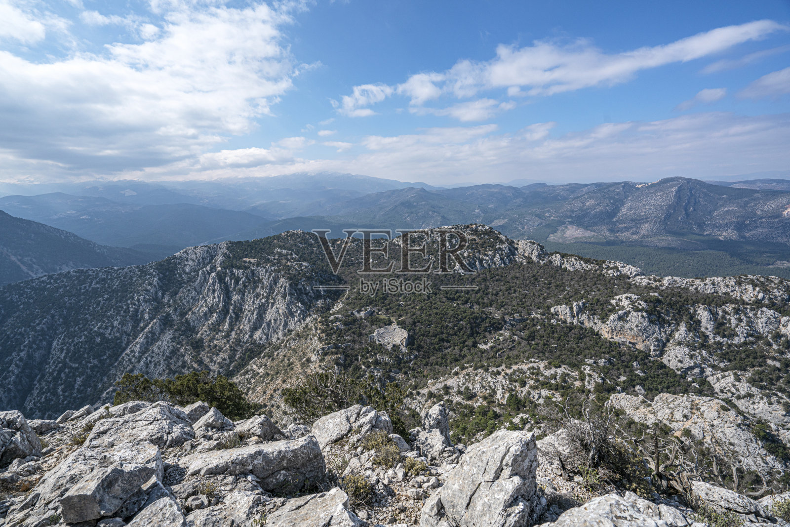 从土耳其安塔利亚的g<s:1>利尔<e:1>克山俯瞰泰尔梅索斯古城和剧院照片摄影图片