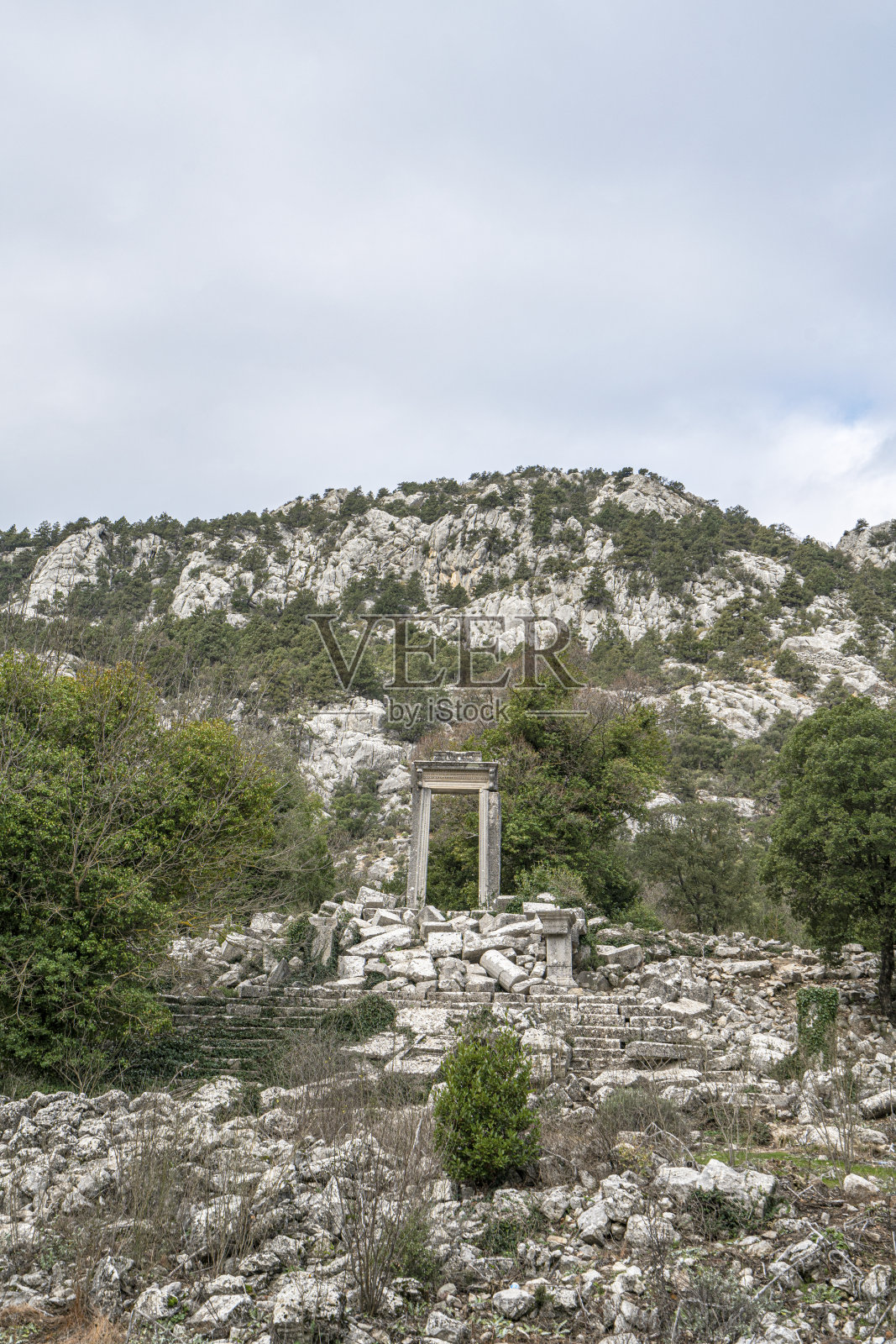 从土耳其安塔利亚的g<s:1>利尔<e:1>克山俯瞰泰尔梅索斯古城和剧院照片摄影图片