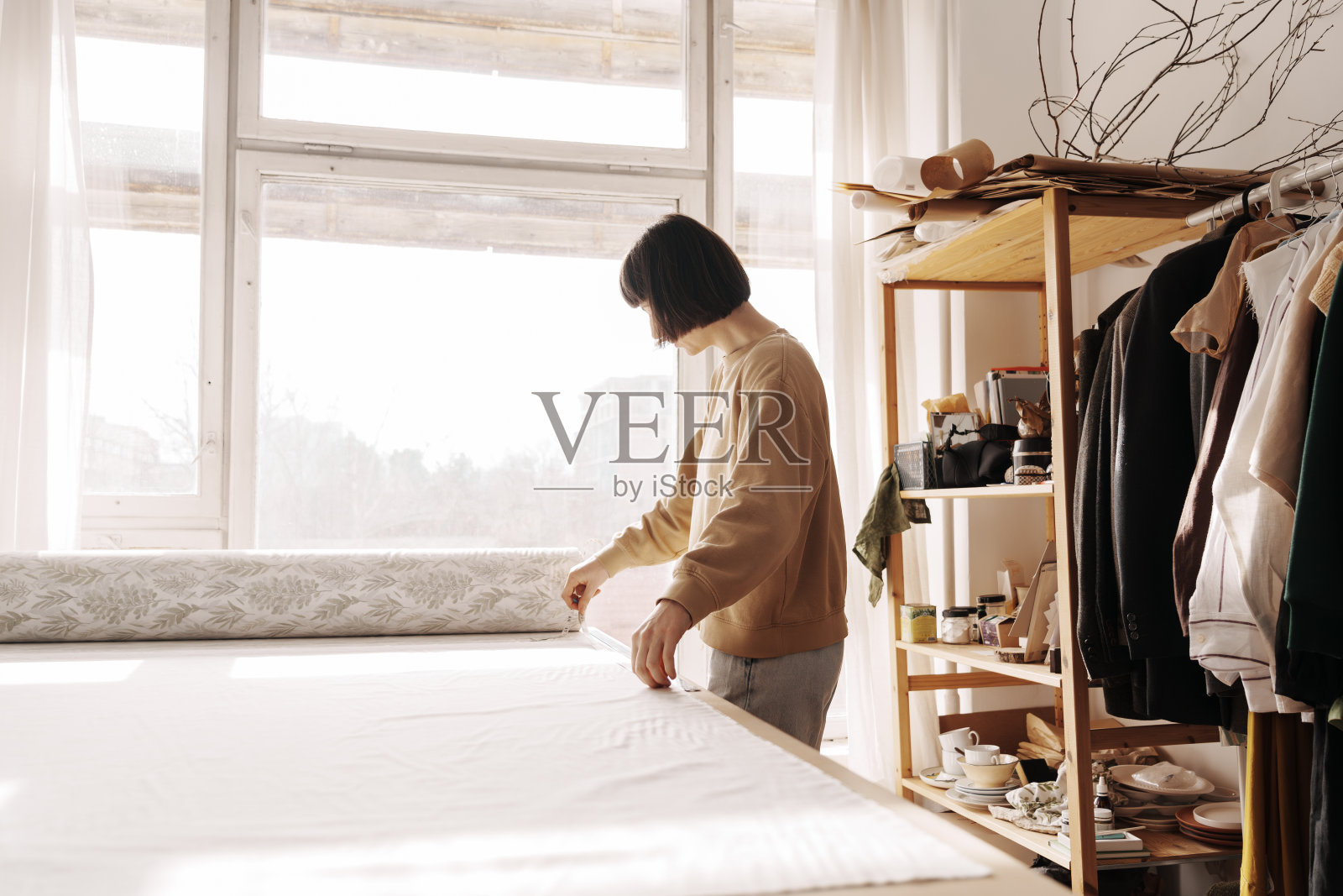 创意女性在明亮的车间剪裁布料照片摄影图片