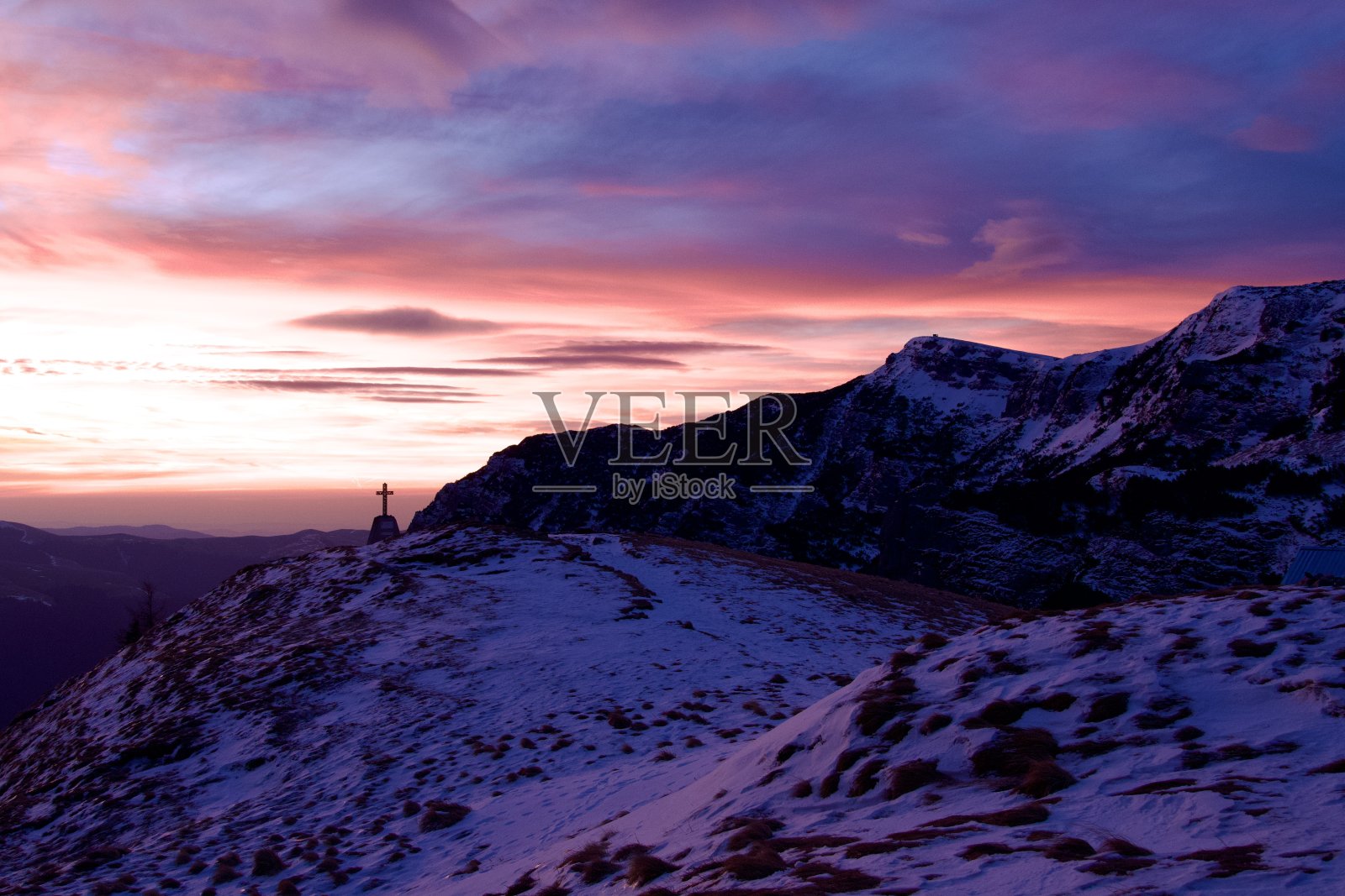 罗马尼亚buegi山脉Caraiman小屋的日出照片摄影图片