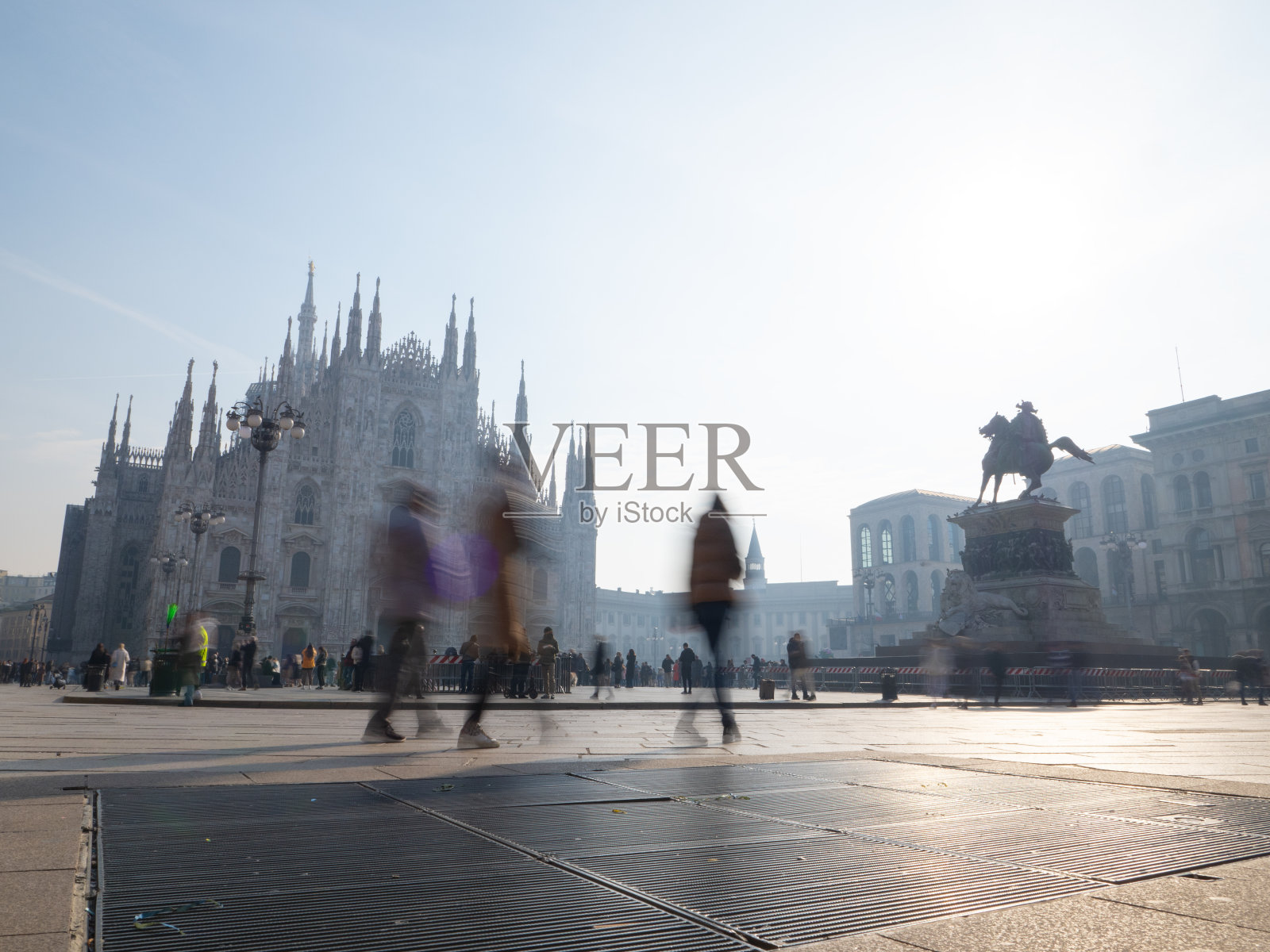 米兰大教堂广场上有模糊动作的人照片摄影图片