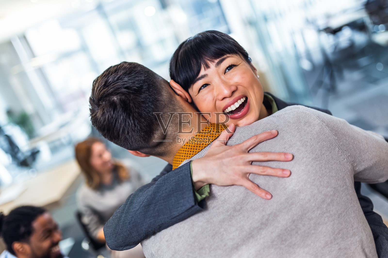 不同种族的同事在集体治疗会上拥抱，一起克服困难。照片摄影图片