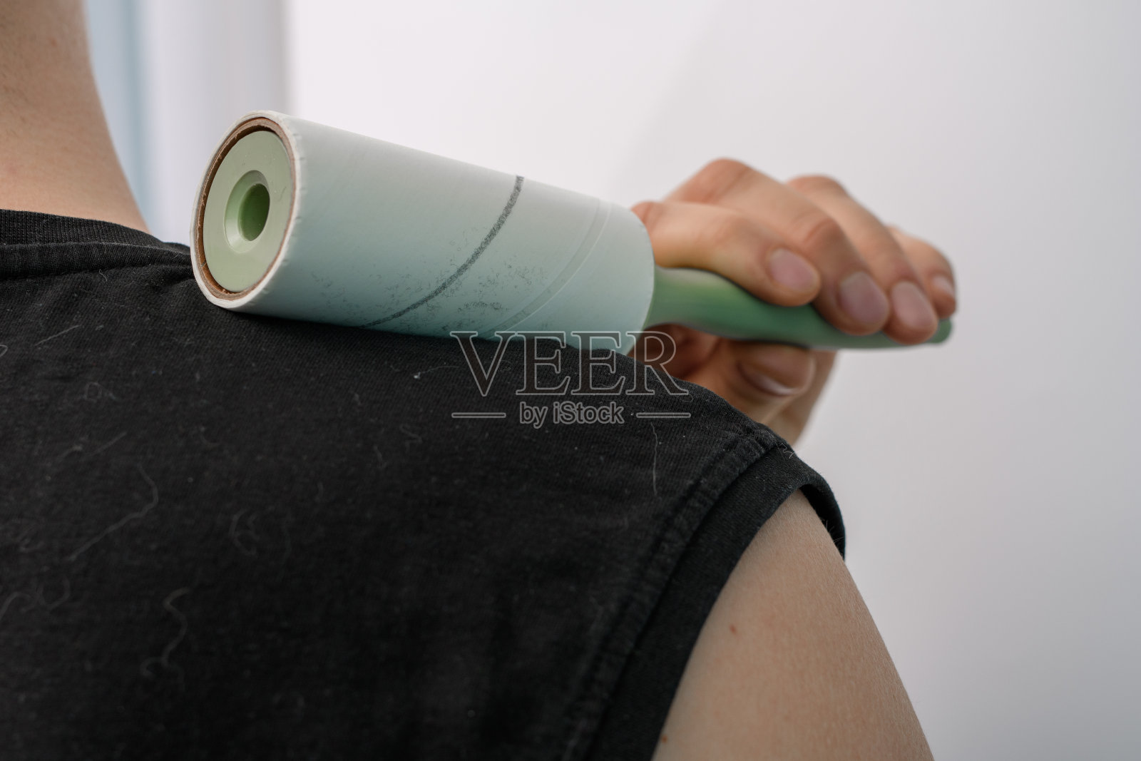 一个男人在用衣服滚筒照片摄影图片