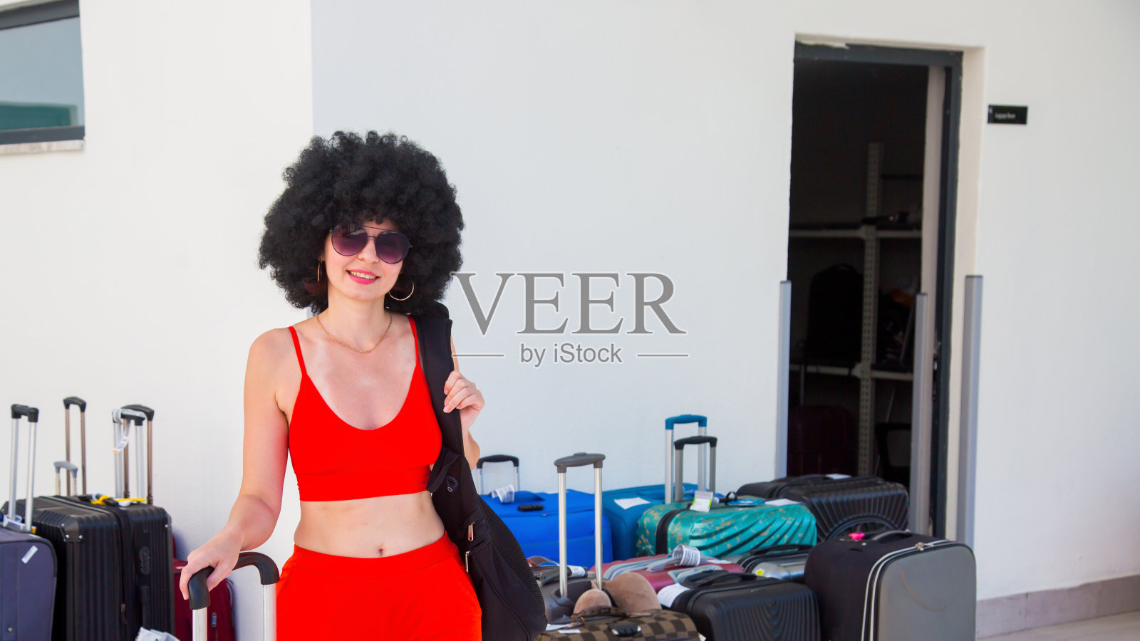 性感孤独的女游客靠近酒店的行李箱和行李仓库照片摄影图片