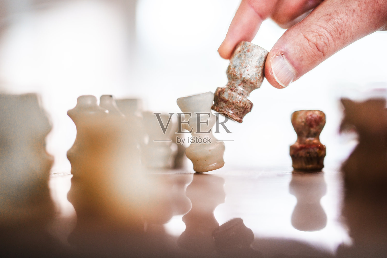 在棋局中占位的车。照片摄影图片