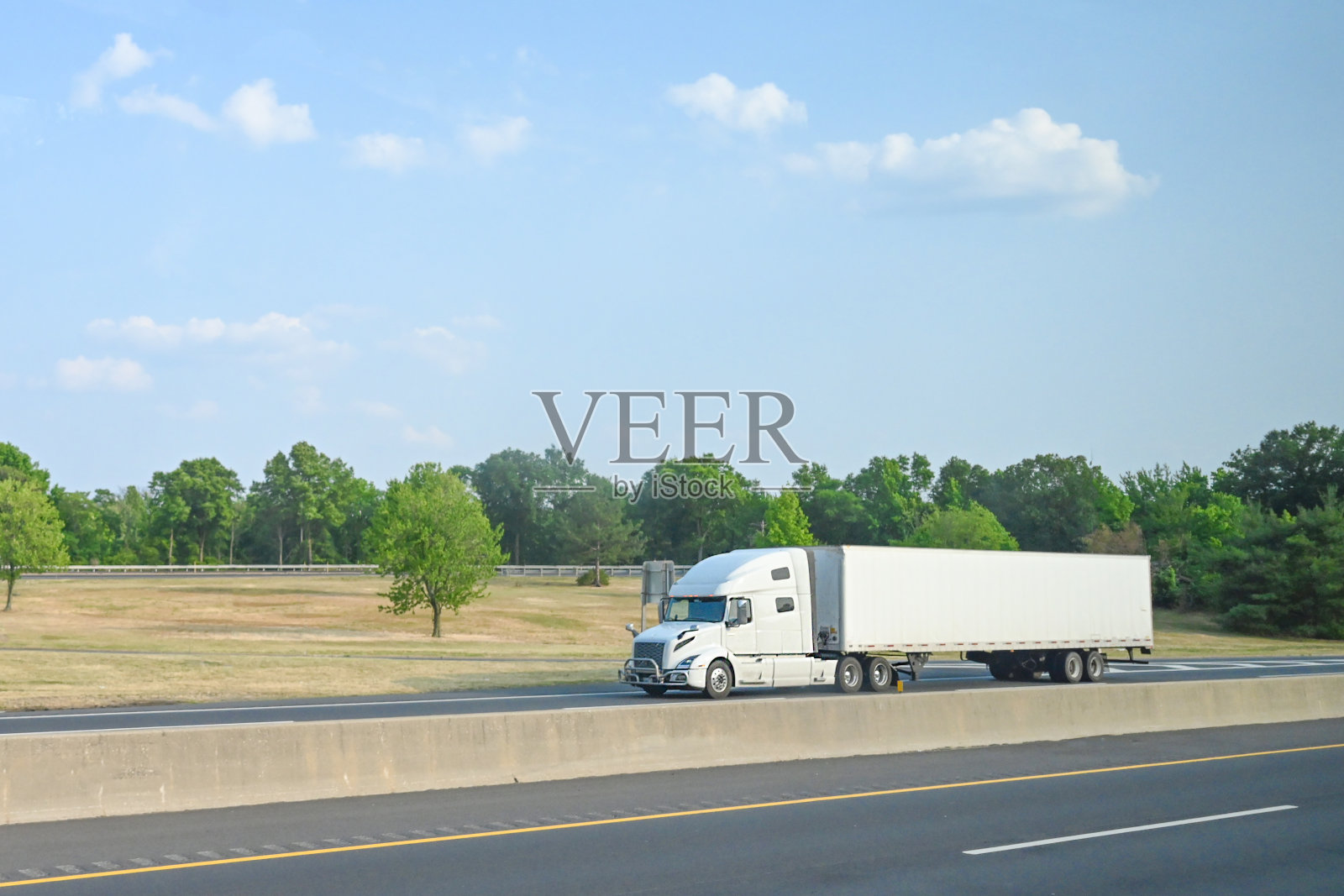 路上的卡车照片摄影图片