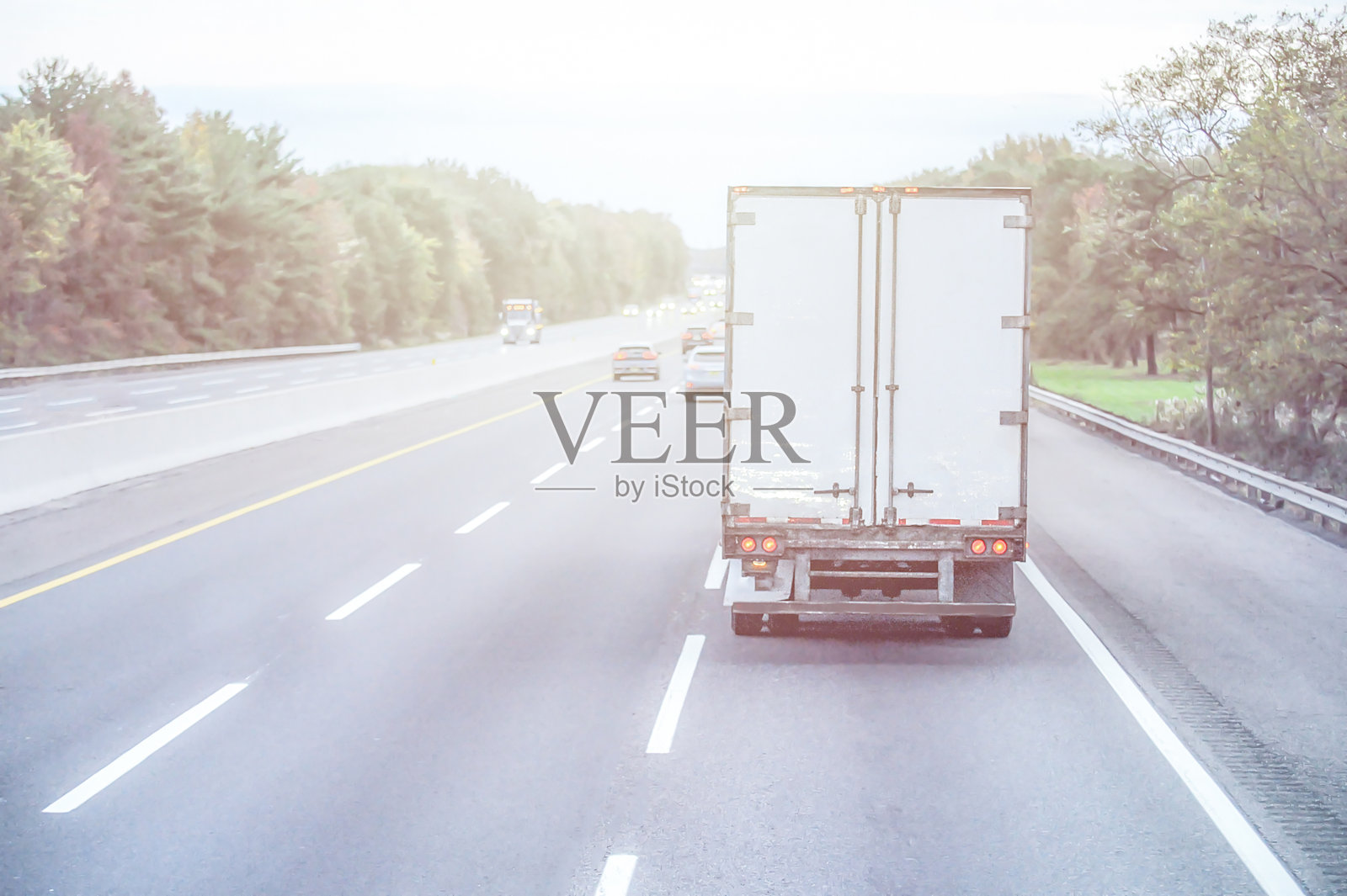 路上的卡车照片摄影图片