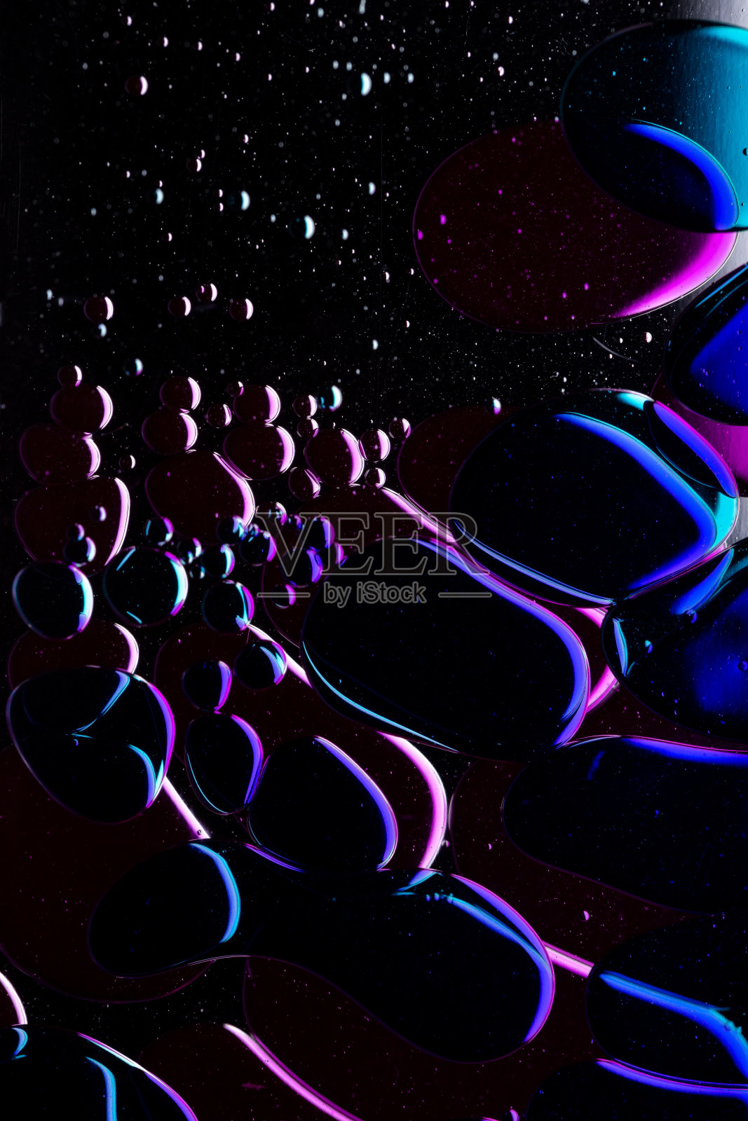 水中有色油照片摄影图片