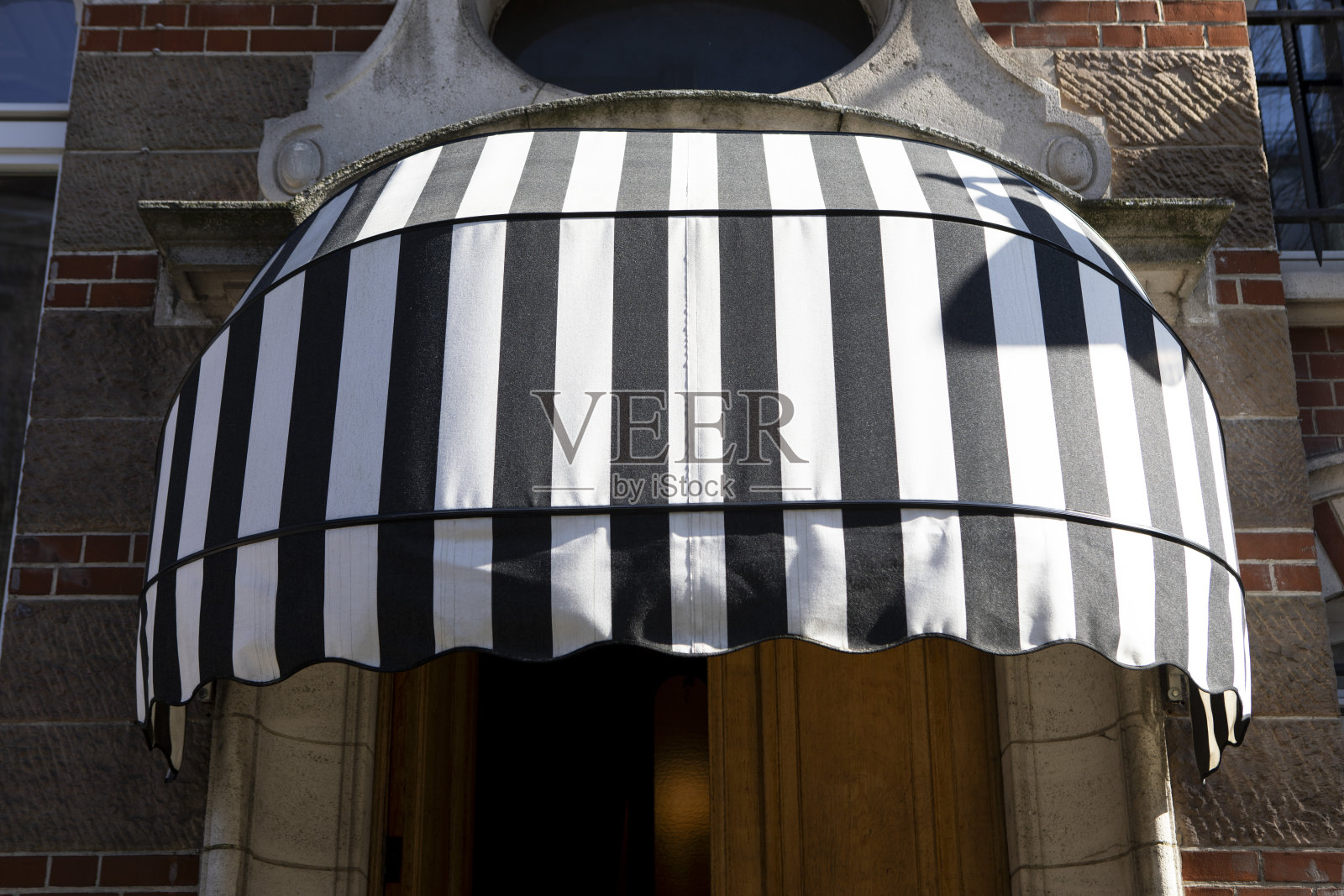门口上方的黑白条纹天篷照片摄影图片