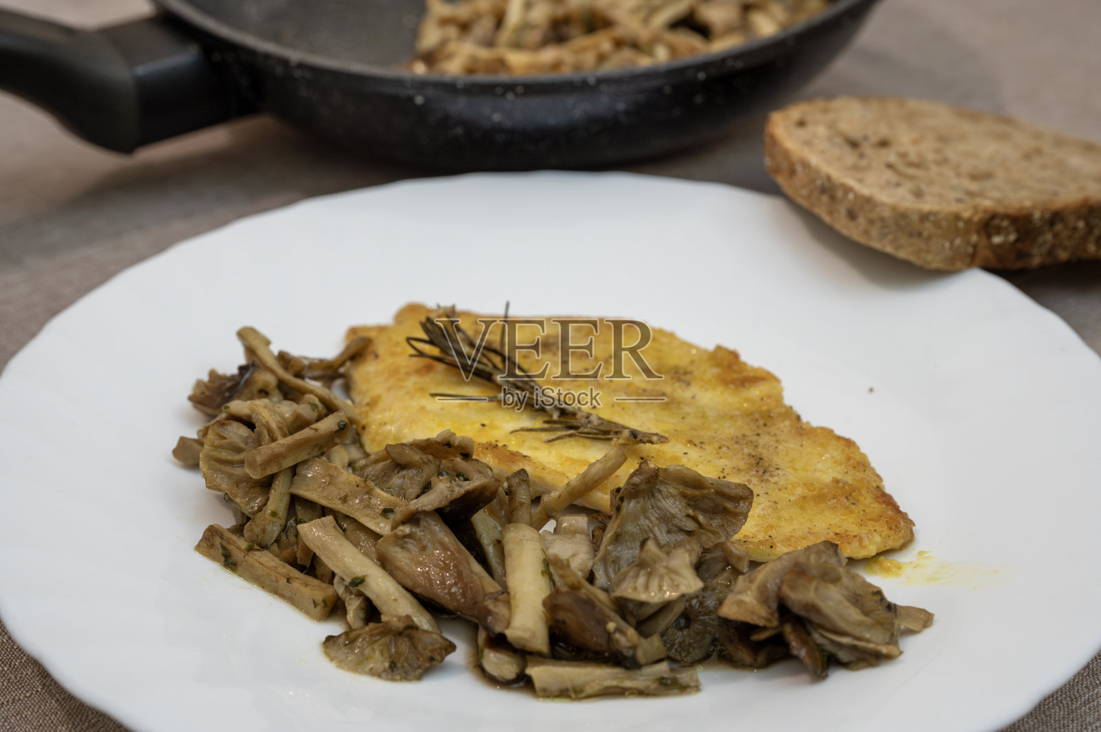 配蘑菇和肉照片摄影图片