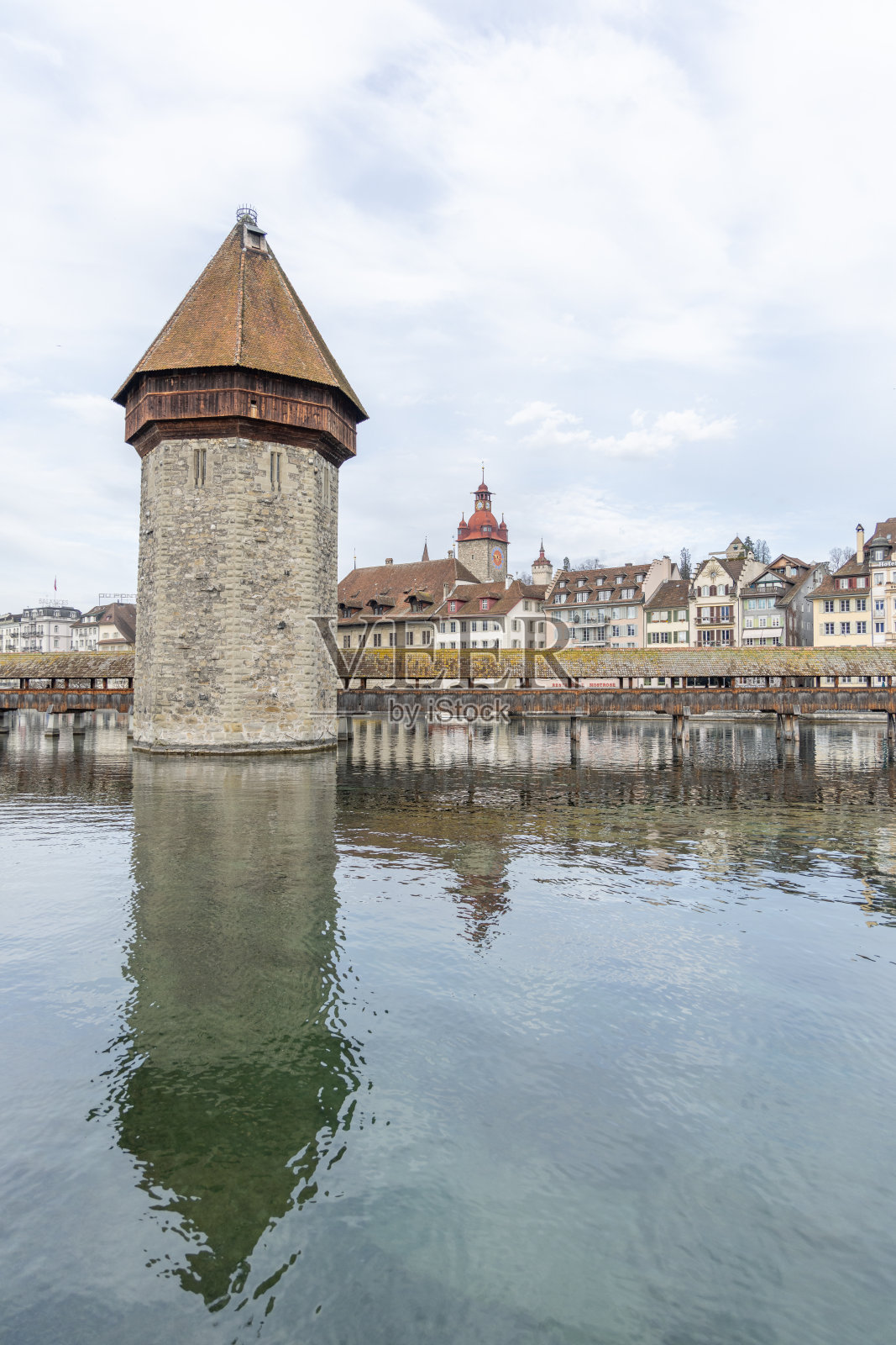卢塞恩的教堂桥，瑞士的唐顿区和罗伊斯河照片摄影图片