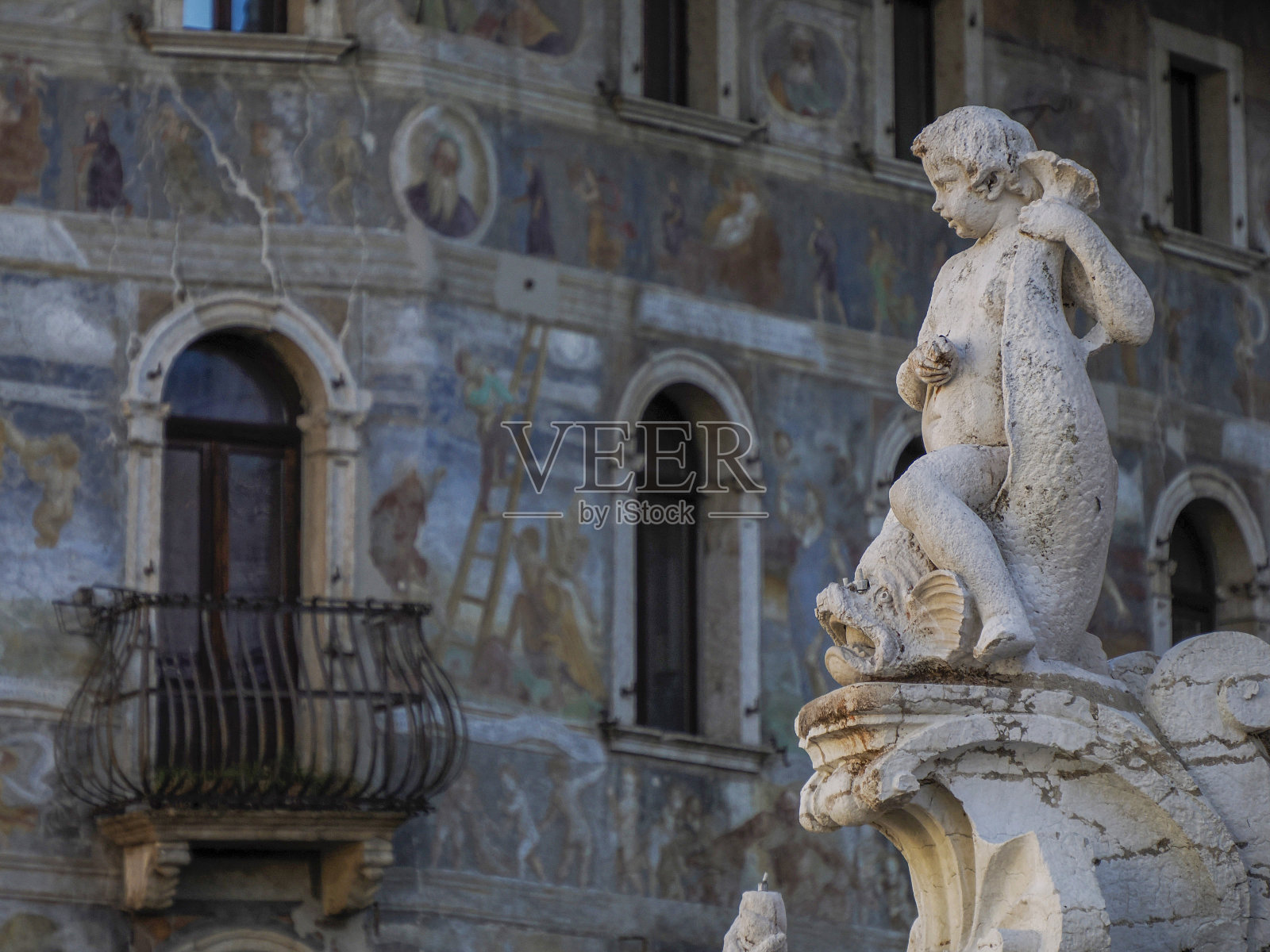 意大利特伦托中世纪圣维吉里奥大教堂前圆顶处的海王星喷泉照片摄影图片