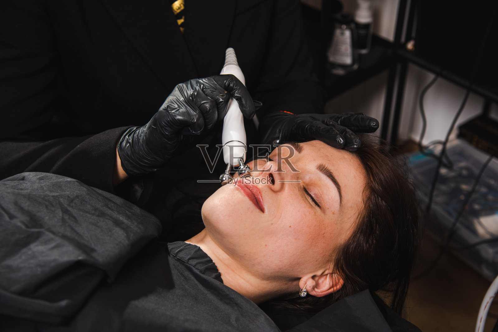 在美容院修眉、修唇，使面部年轻化照片摄影图片