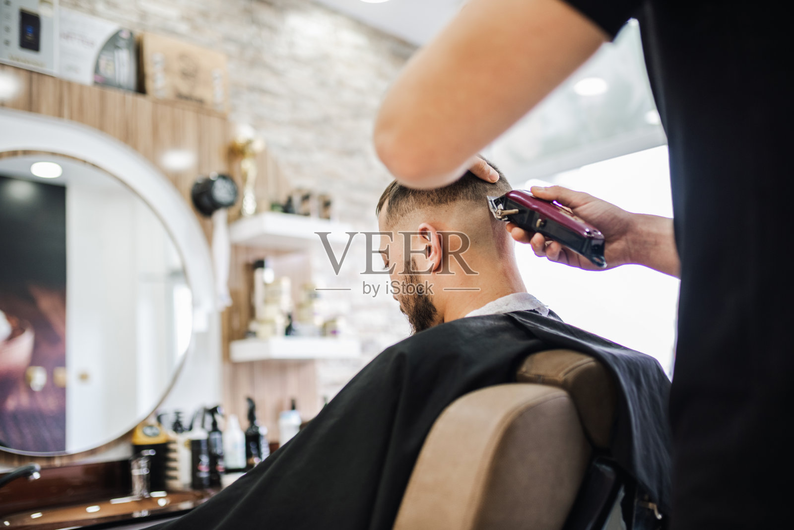 我的小理发店里有个客户照片摄影图片