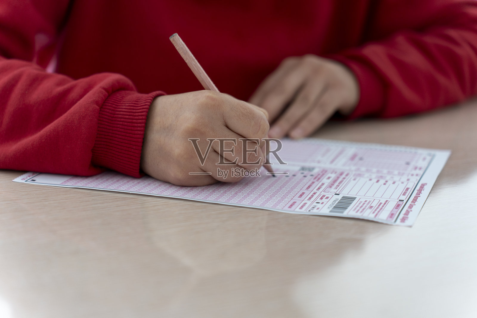 一个参加考试的小女孩。照片摄影图片