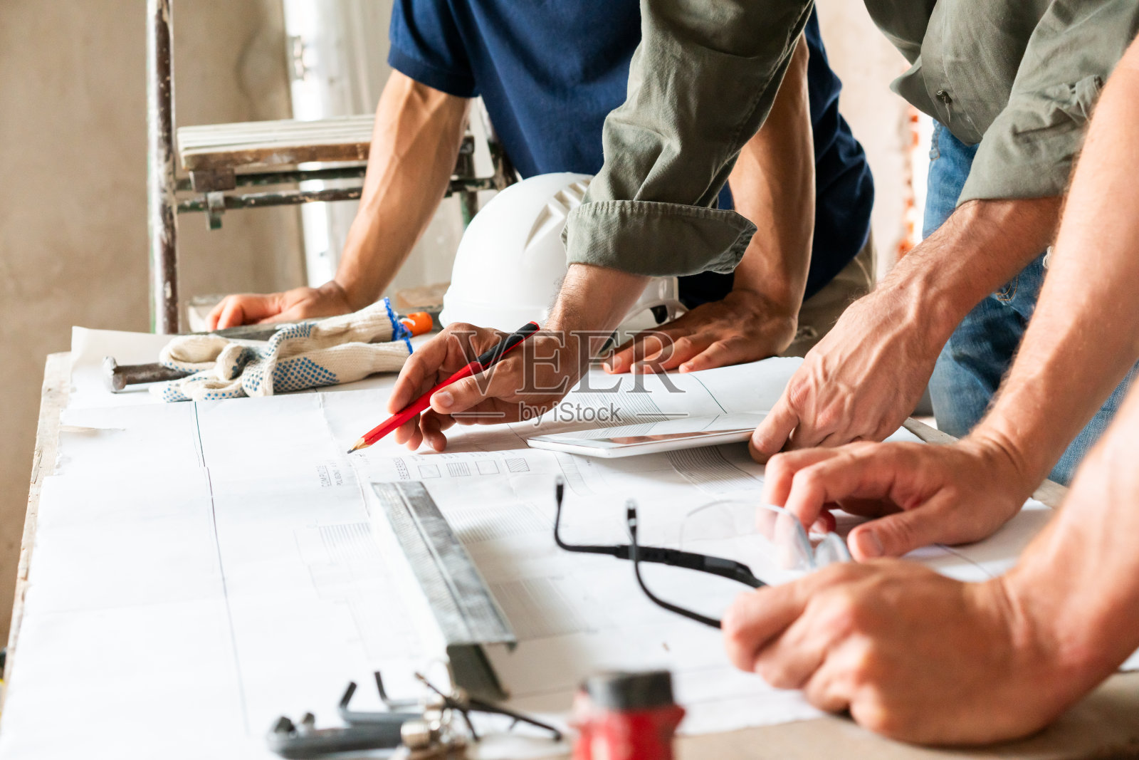 建筑工人在建筑工地合作照片摄影图片